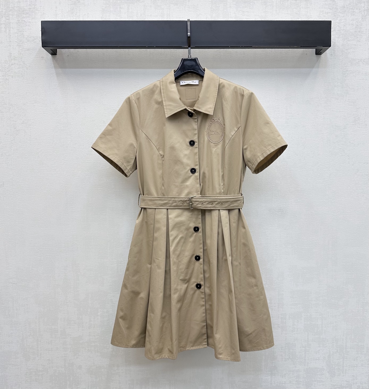 NO:844533,Dio*2026 New Arrival Work Belt Dress Customized YB imported twill cotton material Classic khaki retro casual with a sense of luxury The placket button adjustment is matched with the fabric perforated belt design to increase layering and practicality It is paired with exquisite iconic embroidered badge design Echoing the leather label on the back to highlight the brand tone Simple and elegant Exquisite brand embroidered badge on the chest and leather label on the back highlighting quality details High-waisted A-line version is simple and elegant  Easily outline the high waistline and visually elongate the proportion of the legs, making the legs look taller and slimmer. Pleated skirt cutting is highly inclusive. Development of fabric accessories. Lapel short-sleeved dress cutting. Easily create a French lazy style. Easily manage daily commuting. Casual, free and fashionable. High version, dior, skirts, T-shirt,19860909Dio*2026新品上架工装腰带连衣裙定制YB进口斜纹全棉材质 经典卡其色复古休闲 自带高级感 开襟纽扣调节配合本布穿孔腰带设计 增加层次感与实用性 搭配精致标志性刺绣徽章设计 呼应后背皮标 彰显品牌调性 简约大气 胸前精致品牌刺绣徽章后背皮标 彰显品质细节 高腰A字版型简约大气 轻松勾勒高腰线视觉上拉长腿部比例显高显瘦 压褶裙摆裁剪包容性强 面辅料开发 翻领短袖连衣裙剪裁 轻松打造法式慵懒风 日常通勤轻松驾驭随性洒脱时髦精 高版本,,dior,skirts,T-shirt,,Women's clothing