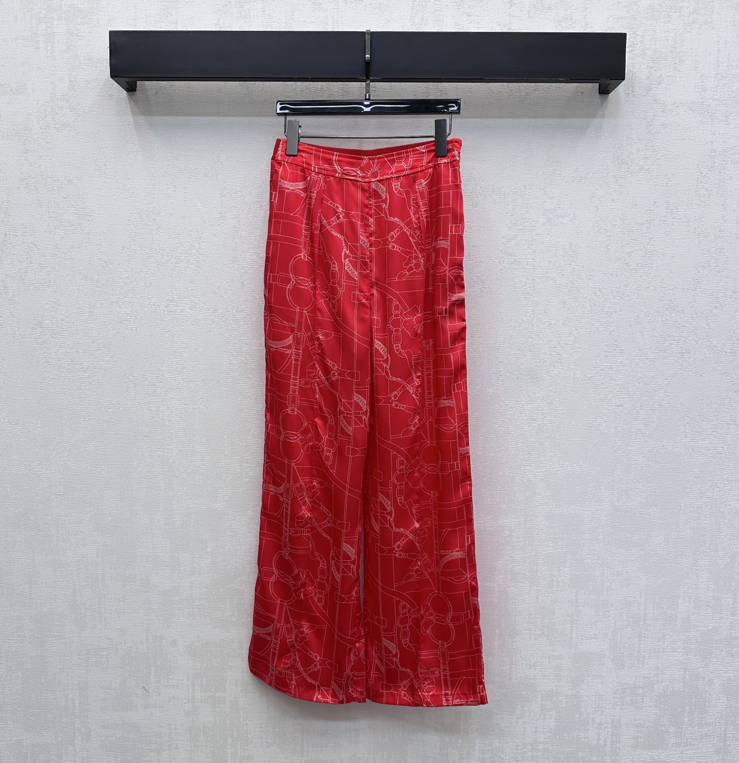 NO:858312,Herme* 2026 new arrival silk printed straight trousers customized YB imported mulberry silk fabric Smooth and skin-friendly texture Good breathability Rich true red tone Strong visual impact Eye-catching Full body printed with bow and chain patterns Highlighting the brand tone Striped contrast waist design Ribbon adjustment design adds layering to the look Surface accessories development High-waisted straight trousers cut Can be matched with shirts from the same series Can be easily controlled whether it is daily commuting, dating or attending a party, showing confident charm  High version-,,hermes,real silk,19860909Herme*2026新品上架真丝印花直筒长裤定制YB进口桑蚕丝面料 质地顺滑亲肤 透气性佳 浓郁正红色调 视觉冲击力强 吸睛满分 全身满印蝴蝶结与链条图案 彰显品牌调性 条纹撞色腰头设计织带调节设计 增添造型层次感 面辅料开发 高腰直筒长裤剪裁 可搭配同系列衬衣 无论是日常通勤约会还是参加派对 都能轻松驾驭 展现自信魅力 高版本-,,hermes,real silk,,Women's clothing