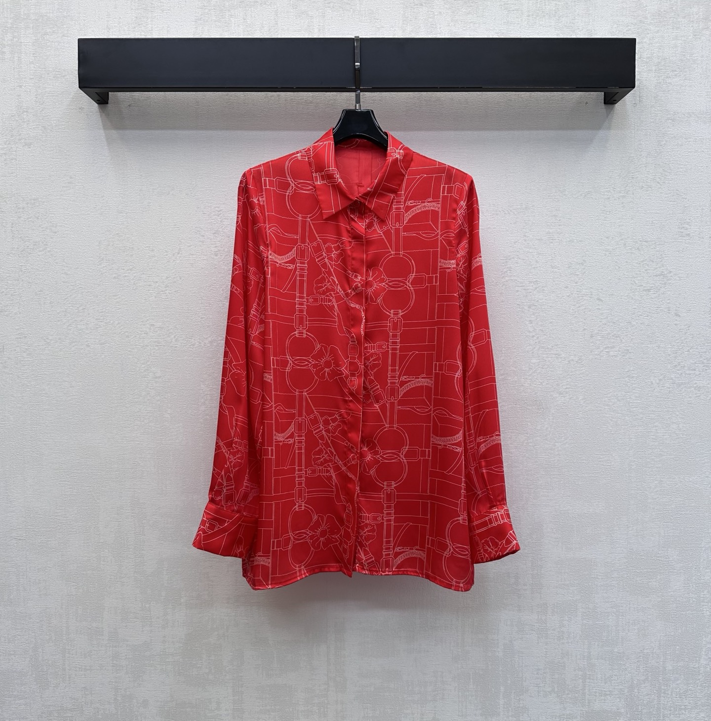 NO:858324,Herme*2026 new arrival silk printed shirt customized YB imported mulberry silk fabric Smooth and skin-friendly texture Good breathability Rich true red tone Strong visual impact Eye-catching Full body printed bow and chain patterns Highlight the brand tone Hidden placket button adjustment design Adds layering to the look Surface accessories development Lapel long-sleeved shirt tailoring Can be paired with trousers from the same series Can be easily controlled whether it is daily commuting, dating or attending a party, showing confident charm  High version-,,hermes,real silk,19860909Herme*2026新品上架真丝印花衬衣定制YB进口桑蚕丝面料 质地顺滑亲肤 透气性佳 浓郁正红色调 视觉冲击力强 吸睛满分 全身满印蝴蝶结与链条图案 彰显品牌调性 隐藏式开襟纽扣调节设计 增添造型层次感 面辅料开发 翻领长袖衬衣剪裁 可搭配同系列长裤 无论是日常通勤约会还是参加派对 都能轻松驾驭 展现自信魅力 高版本-,,hermes,real silk,,Women's clothing