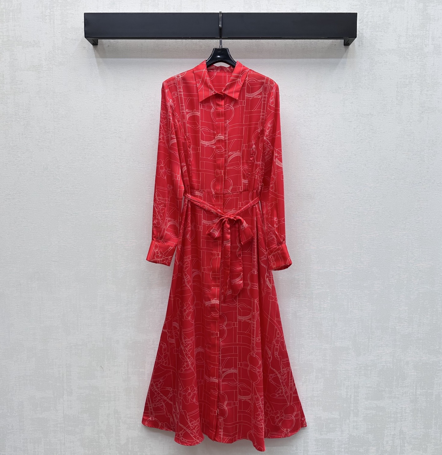 NO:858292,Herme*2026 new arrival silk printed shirt dress customized YB imported mulberry silk fabric Smooth and skin-friendly texture Good breathability Rich true red tone Strong visual impact Eye-catching full score The whole body is printed with bow and chain patterns to highlight the brand tone Retro and modern High brand recognition Classic lapel design with waist tie Freely adjust the waist Add a sense of layering to the look Full flesh-covering effect Elegant length and calf Development of surface accessories  Lapel shirt dress tailoring. Whether it is daily commuting, dating or attending a party, you can easily control it and show your confidence and charm. High version-,,hermes,skirts,real silk,19860909Herme*2026新品上架真丝印花衬衣裙定制YB进口桑蚕丝面料 质地顺滑亲肤 透气性佳 浓郁正红色调 视觉冲击力强 吸睛满分 全身满印蝴蝶结与链条图案 彰显品牌调性 复古又摩登 极具品牌辨识度 经典翻领设计搭配腰部系带 自由调节腰身 增添造型层次感 遮肉效果满分 长度及小腿优雅大方 面辅料开发 翻领衬衣裙剪裁 无论是日常通勤约会还是参加派对 都能轻松驾驭 展现自信魅力 高版本-,,hermes,skirts,real silk,,Women's clothing