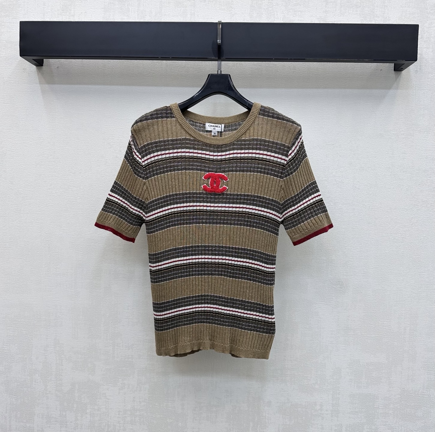 NO:845274,Chane*2026 new products are on the shelves. Contrast striped round neck short-sleeved knitted custom YB imported wool blend fabric. Light and breathable texture. Classic khaki background interspersed with dark brown and red and white pinstripe design to add layering to the look. Iconic double C letter logo decoration in the center of the chest highlights the brand tone. Surface accessories development. Round neck slim short-sleeved top tailoring. Wear casually with skirts and trousers to easily create a French retro style. High version 36 38  40,,chanel,skirts,T-shirt,19860909Chane*2026新品上架撞色条纹圆领短袖针织定制YB进口羊毛混纺面料 质地轻盈透气 经典卡其色底色穿插深棕与红白细条纹设计 增添造型层次感 胸前居中点缀标志性双C 字母徽标装饰 彰显品牌调性 面辅料开发 圆领修身短袖上衣剪裁 随意搭配裙裤装穿搭 都能轻松打造法式复古风 高版本36 38 40,,chanel,skirts,T-shirt,,Women's clothing