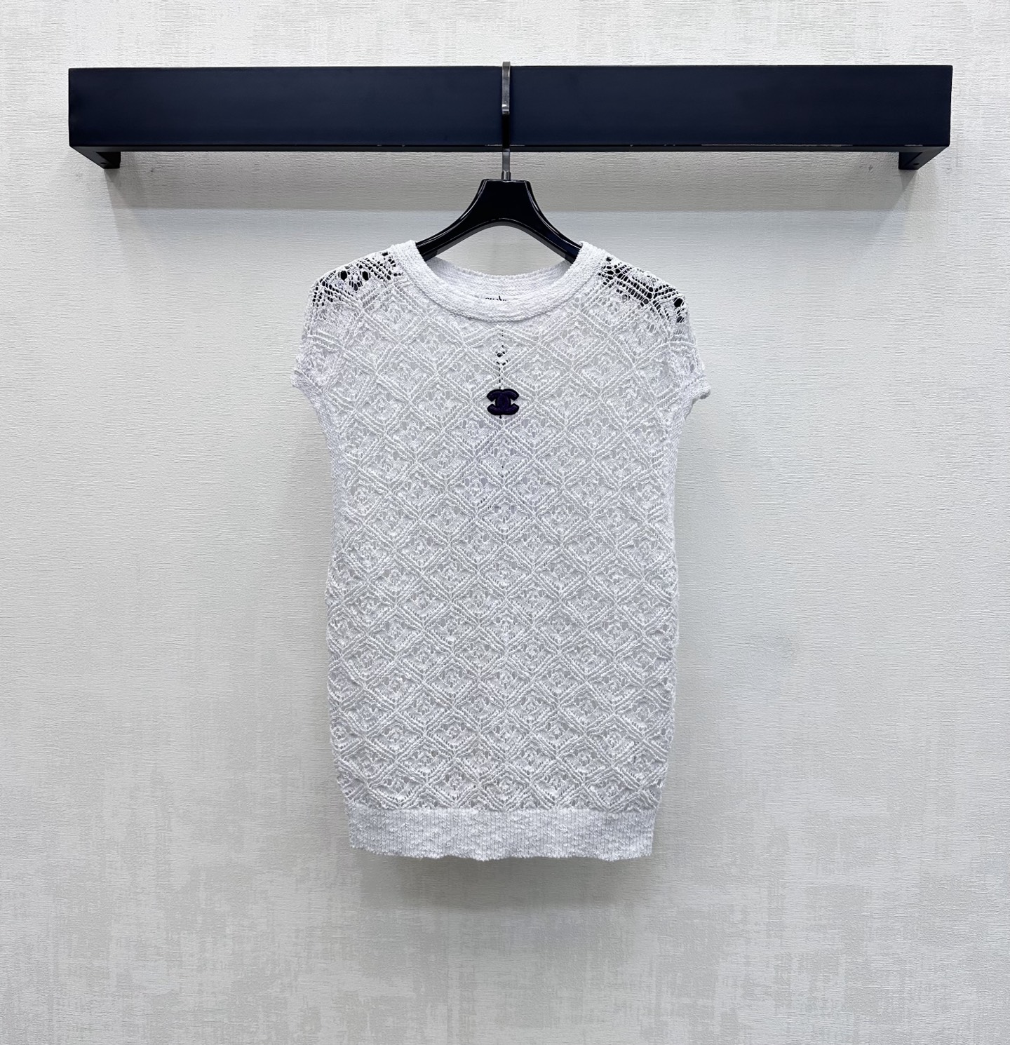 NO:845241,Chane*2026 new products are on the shelves. Hollow short-sleeved knitted tops are made of custom-made YB imported wool yarn. The texture is soft and skin-friendly, breathable and comfortable. Exquisite hollow crochet texture with rich layers and texture. The iconic double C letter logo decoration on the chest highlights the brand tone and enhances the overall sophistication. The short slim fit outlines the graceful figure. Khaki color is gentle and intellectual. White is refreshing and age-reducing. Surface accessories development. Round neck short-sleeved top tailoring.  Pair it with high-waisted wide-leg pants or skirts for daily commuting to easily create a big-name look. High version 2 colors 36 38 40,,chanel,skirts,T-shirt,19860909Chane*2026新品上架镂空短袖针织上衣定制YB进口羊毛纱线材质 质地柔软亲肤 透气舒适 精致镂空钩花纹理 层次丰富 自带肌理感 胸前点缀标志性双C字母徽标装饰 彰显品牌调性 提升整体精致度 短款修身版型勾勒曼妙身姿 卡其色温柔知性 白色清爽减龄 面辅料开发 圆领短袖上衣剪裁 日常通勤随意搭配高腰阔腿裤或半身裙 轻松打造大牌气质 高版本2色36 38 40,,chanel,skirts,T-shirt,,Women's clothing