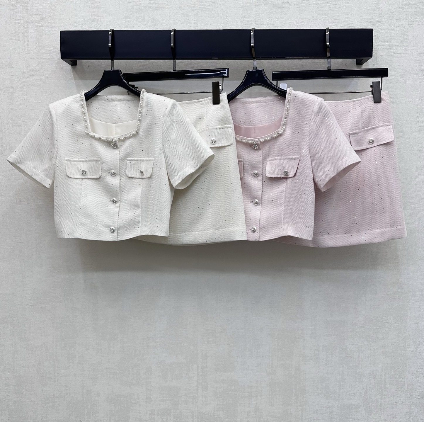 NO:856932,Chane*2026 new products are on the shelves. French small fragrance suit customized YB imported blended tweed fabric. Crisp and delicate texture with a slight luster. Classic pure white and gentle light pink two-tone color. Comes with wealthy daughter filter. Square collar design perfectly reveals the collarbone line. A circle of exquisite pearls is inlaid with the neckline to highlight the brand characteristics. Elegant and noble. Development of surface accessories. Short top with high-waisted A-line skirt suit. Easily manage to attend important occasions and become the heroine of Korean dramas in seconds.  High version 2 colors 36-42,,chanel,skirts,19860909Chane*2026新品上架法式小香风套装定制YB进口混纺粗花呢面料 质地挺括细腻 带有微微光泽感 经典纯白与温柔淡粉双色 自带富家千金滤镜 方领设计完美展露锁骨线条 配合领口镶嵌一圈精致珍珠 彰显品牌特色 优雅贵气 面辅料开发 短款上衣搭配高腰A字半裙套装 出席重要场合都能轻松驾驭 秒变韩剧女主角 高版本2色36-42,,chanel,skirts,,Women's clothing