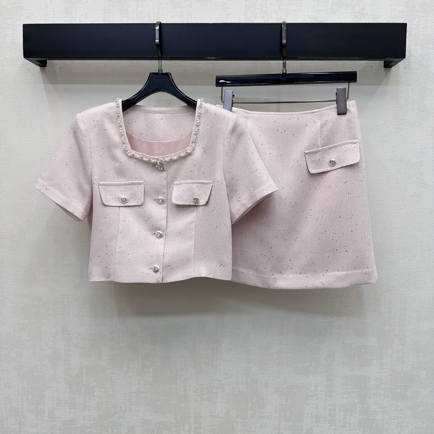 NO:856943,Chane*2026 new products are on the shelves. French small fragrance suit customized YB imported blended tweed fabric. Crisp and delicate texture with a slight luster. Classic pure white and gentle light pink two-tone color. Comes with wealthy daughter filter. Square collar design perfectly reveals the collarbone line. A circle of exquisite pearls is inlaid with the neckline to highlight the brand characteristics. Elegant and noble. Development of surface accessories. Short top with high-waisted A-line skirt suit. Easily manage to attend important occasions and become the heroine of Korean dramas in seconds.  High version 2 colors 36-42,,chanel,skirts,19860909Chane*2026新品上架法式小香风套装定制YB进口混纺粗花呢面料 质地挺括细腻 带有微微光泽感 经典纯白与温柔淡粉双色 自带富家千金滤镜 方领设计完美展露锁骨线条 配合领口镶嵌一圈精致珍珠 彰显品牌特色 优雅贵气 面辅料开发 短款上衣搭配高腰A字半裙套装 出席重要场合都能轻松驾驭 秒变韩剧女主角 高版本2色36-42,,chanel,skirts,,Women's clothing