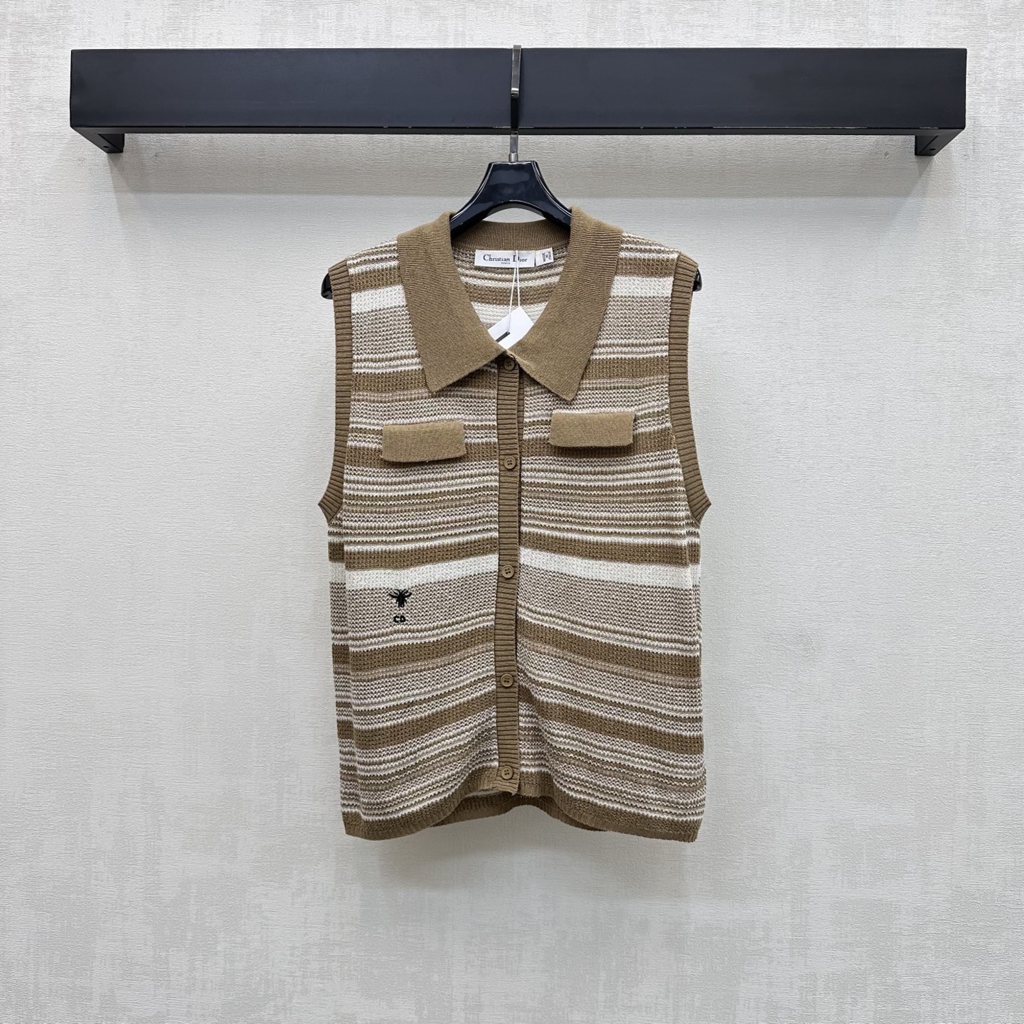 NO:845277,Dio*2026 new arrivals embroidered lapel striped knitted vest customized YB imported yarn blended fabric soft and skin-friendly texture breathable and comfortable classic brown and white striped color matching full of retro college style lapel design with symmetrical pocket decoration on the chest to add layering to the look iconic letter bee embroidery logo design embellished on the waist to highlight the brand tone development of surface accessories lapel sleeveless cardigan tailoring Wear alone and layered to easily create an age-reducing fashion sense High version, dior,19860909Dio*2026新品上架刺绣翻领条纹针织马甲定制YB进口纱线混纺面料 质地柔软亲肤 透气舒适 经典棕白条纹配色 复古学院风满满 翻领设计搭配胸前对称口袋装饰 增添造型层次感 腰侧点缀标志性字母蜜蜂刺绣徽标设计 彰显品牌调性 面辅料开发 翻领无袖开衫剪裁 单穿叠穿轻松打造减龄时髦感 高版本,,dior,,Women's clothing