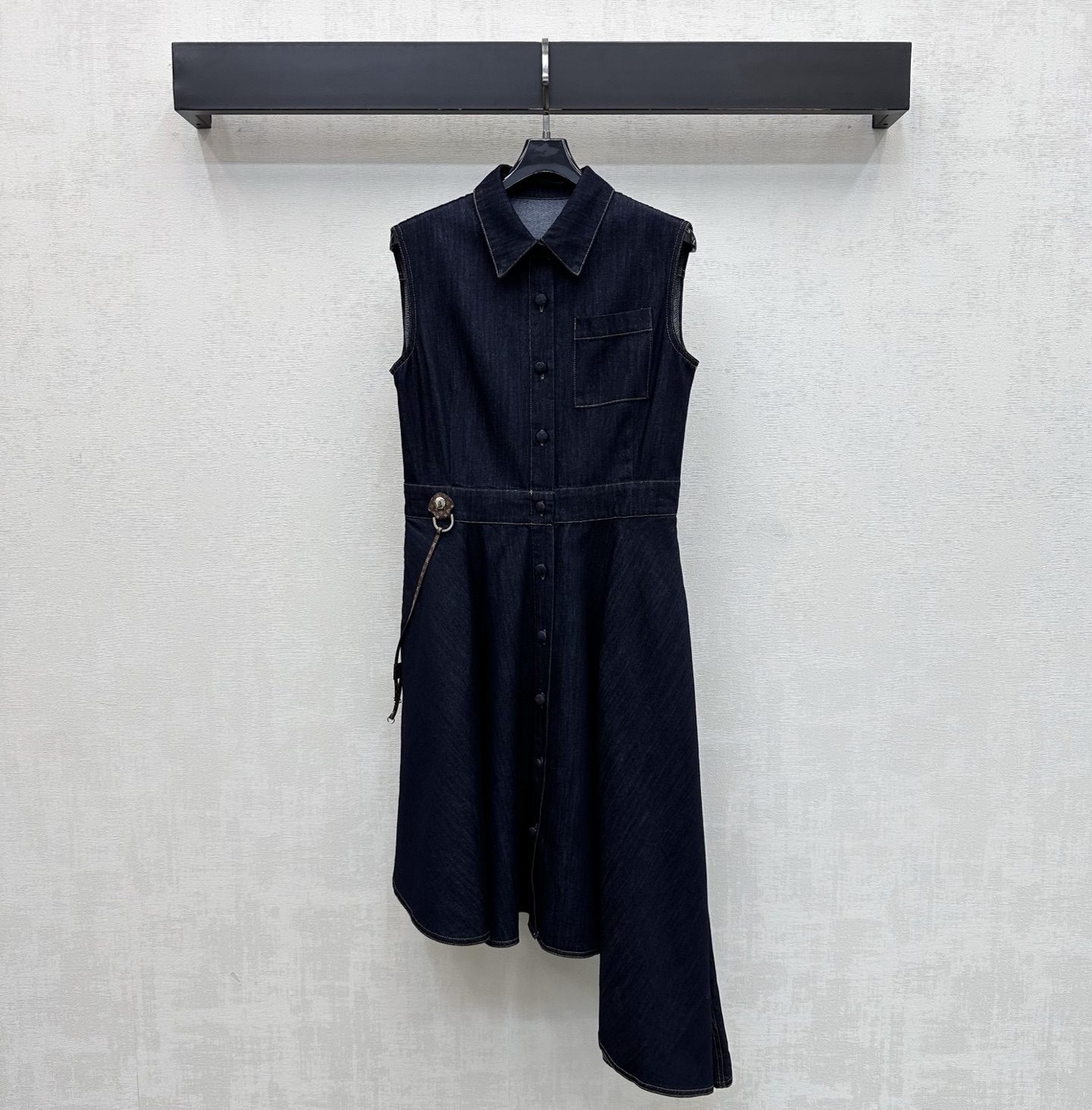 NO:843796,Louis Vuitto*2026 new products are on the shelves. Irregular denim vest skirt customized with YB imported original color denim fabric. The texture is breathable and comfortable. The overall dark blue tone is classic and versatile. The sleeveless lapel version is refreshing and neat. The neck line is modified to make the face smaller. The irregular pleated skirt hem design is adjusted with the placket cloth buckle. It adds a sense of layering to the shape. It is flexible and elegant when walking. It breaks the toughness of denim. The chic metal four-leaf clover letter leather buckle belt decoration on the waist highlights the brand tone.  Improve the overall texture, the length and calf are elegant and generous, the development of accessories, the lapel sleeveless dress tailoring can easily create a high-end feel when worn, high version, louis vuitton, skirts,19860909Louis Vuitto*2026新品上架 不规则牛仔背心裙定制YB进口原色丹宁牛仔面料 质地透气舒适 整体深蓝色调经典百搭 无袖翻领版型清爽利落 修饰颈部线条显脸小 配合开襟本布包扣调节不规则压褶裙摆摆设计 增添造型层次感 行走间灵动飘逸 打破牛仔的硬朗感 腰侧别致金属四叶草字母皮革扣带装饰 彰显品牌调性 提升整体质感 长度及小腿优雅大方 面辅料开发 翻领无袖连衣裙剪裁 穿搭都能轻松打造高级感  高版本,,louis vuitton,skirts,,Women's clothing
