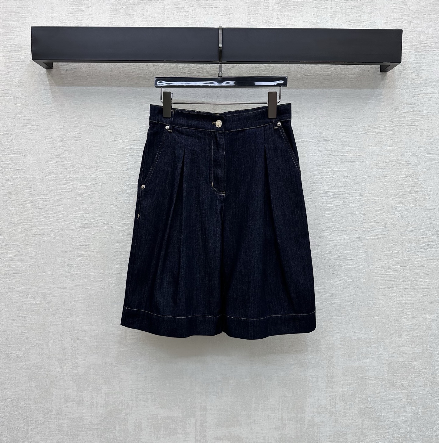 NO:843792,Louis Vuitto*2026 new products are on the shelves. Vintage wide-leg denim mid-trousers are custom-made YB imported original color denim fabric. The texture is breathable and comfortable. The overall dark blue tone is classic and versatile. Comes with retro filters. The high-waisted wide-leg version perfectly modifies the waist-to-hip ratio. It makes you taller and slimmer. The three-dimensional pleated cutting design of the front panel increases the sense of layering and space. The flesh-covering effect is first-class. The loose straight trouser legs drape smoothly and do not pick up the legs. The back waist is decorated with the logo four-leaf clover letter leather label to highlight the brand tone.  Development of surface accessories. High-waisted buttoned wide-leg mid-pants cut. Can be paired with vest jackets of the same series. It can be easily worn in a complete set to create a high-end feel. High version, Louis Vuitton, jackets & coats,19860909Louis Vuitto*2026新品上架复古阔腿牛仔中裤定制YB进口原色丹宁牛仔面料 质地透气舒适 整体深蓝色调经典百搭 自带复古滤镜 高腰阔腿版型完美修饰腰臀比例 显高显瘦 前片立体褶皱裁剪设计 增加层次感与空间感 遮肉效果一流 宽松直筒裤管流畅垂坠 不挑腿型 后腰点缀标志四叶草字母皮标装饰 彰显品牌调性 面辅料开发 高腰系扣阔腿中裤剪裁 可搭配同系列马甲外套 成套穿搭都能轻松打造高级感  高版本,,louis vuitton,jackets & coats,,Women's clothing