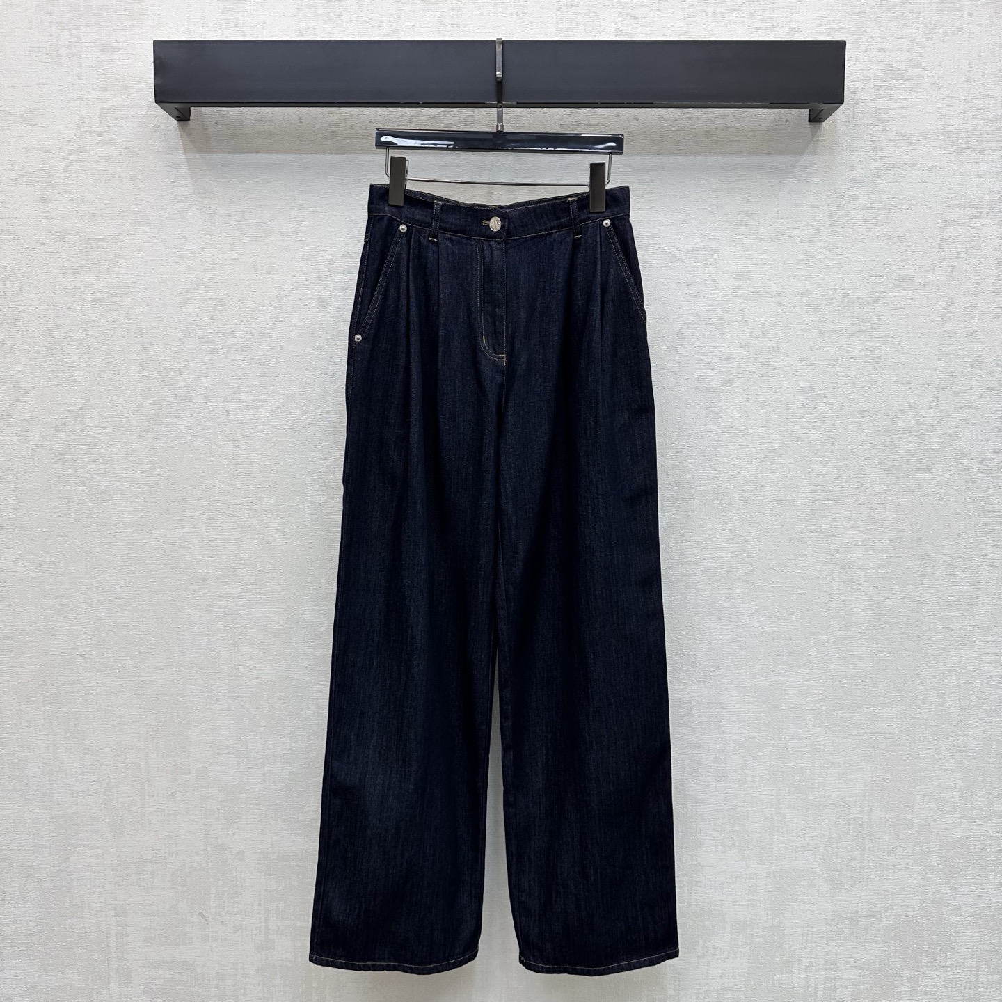 NO:843840,Louis Vuitto*2026 new arrivals retro wide-leg denim trousers customized YB imported original color denim fabric. Breathable and comfortable texture. The overall dark blue tone is classic and versatile. Comes with retro filters. The high-waisted wide-leg version perfectly modifies the waist-to-hip ratio and makes you taller and slimmer. The three-dimensional pleated cutting design of the front panel increases the sense of layering and space. The flesh-covering effect is first-class. The loose straight trouser legs drape smoothly and do not pick up the legs. The back waist is embellished with the logo four-leaf clover letter leather label decoration to highlight the brand tone.  Development of surface accessories. High-waisted buttoned wide-leg trousers. Can be paired with vest jackets of the same series. It can be easily worn as a set to create a high-end feel. High version, louis vuitton, jackets & coats,19860909Louis Vuitto*2026新品上架复古阔腿牛仔长裤定制YB进口原色丹宁牛仔面料 质地透气舒适 整体深蓝色调经典百搭 自带复古滤镜 高腰阔腿版型完美修饰腰臀比例 显高显瘦 前片立体褶皱裁剪设计 增加层次感与空间感 遮肉效果一流 宽松直筒裤管流畅垂坠 不挑腿型 后腰点缀标志四叶草字母皮标装饰 彰显品牌调性 面辅料开发 高腰系扣阔腿长裤剪裁 可搭配同系列马甲外套 成套穿搭都能轻松打造高级感  高版本,,louis vuitton,jackets & coats,,Women's clothing