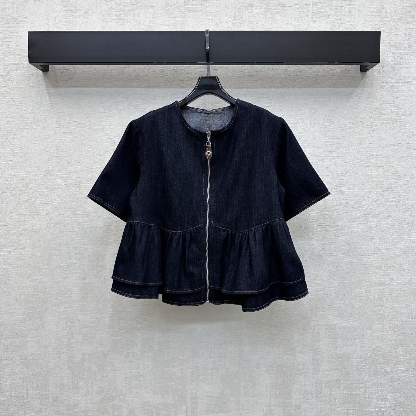 NO:843816,Louis Vuitto*2026 new products are on the shelves. Ruffle denim jacket is customized with YB imported original color denim fabric. The texture is breathable and comfortable. The overall dark blue tone is classic and versatile. It is matched with a round neck short version to modify the neck line and make the face smaller. The metal leather label zipper adjustment decoration in the front highlights the brand tone. The double-layer ruffle cutting design on the hem adds a sense of layering to the look and breaks the toughness of denim. Development of surface accessories. Round neck short-sleeved jacket tailoring. Can be paired with skirts and trousers of the same series.  You can easily create a high-end look when wearing a complete set. High version, Louis Vuitton, skirts, jackets & coats, T-shirt,19860909Louis Vuitto*2026新品上架荷叶边牛仔外套定制YB进口原色丹宁牛仔面料 质地透气舒适 整体深蓝色调经典百搭 配合圆领短款版型修饰颈部线条显脸小 前中金属皮标拉链调节装饰 彰显品牌调性 下摆双层荷叶边裁剪设计 增添造型层次感 打破牛仔的硬朗感 面辅料开发 圆领短袖外套剪裁 可搭配同系列裙裤装 成套穿搭都能轻松打造高级感  高版本,,louis vuitton,skirts,jackets & coats,T-shirt,,Women's clothing