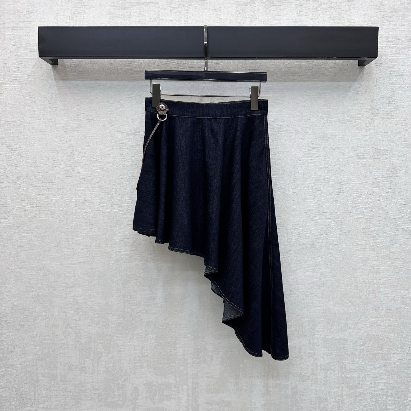 NO:843827,Louis Vuitto*2026 new products are on the shelves. Irregular denim skirt customized with YB imported original color denim fabric. The texture is breathable and comfortable. The overall dark blue tone is classic and versatile. The high-waisted asymmetrical version perfectly modifies the waist-to-hip ratio to make you taller and slimmer. It is combined with the irregular ruffled hem design to add a layered look. It is agile and elegant when walking, breaking the toughness of denim. The chic metal four-leaf clover letter leather buckle belt decoration on the side highlights the brand tonality and enhances the overall texture.  Elegant length and calf. Development of fabrics and accessories. High-waisted irregular skirt cut. Can be paired with a vest jacket from the same series. You can easily create a high-end feel when you wear it as a set. High version, Louis Vuitton, skirts, jackets & coats,19860909Louis Vuitto*2026新品上架 不规则牛仔半裙定制YB进口原色丹宁牛仔面料 质地透气舒适 整体深蓝色调经典百搭 高腰不对称版型完美修饰腰臀比例显高显瘦 配合不规则荷叶边下摆设计 增添造型层次感 行走间灵动飘逸 打破牛仔的硬朗感 侧边别致金属四叶草字母皮革扣带装饰 彰显品牌调性 提升整体质感 长度及小腿优雅大方 面辅料开发 高腰不规则半裙剪裁 可搭配同系列马甲外套 成套穿搭都能轻松打造高级感  高版本,,louis vuitton,skirts,jackets & coats,,Women's clothing