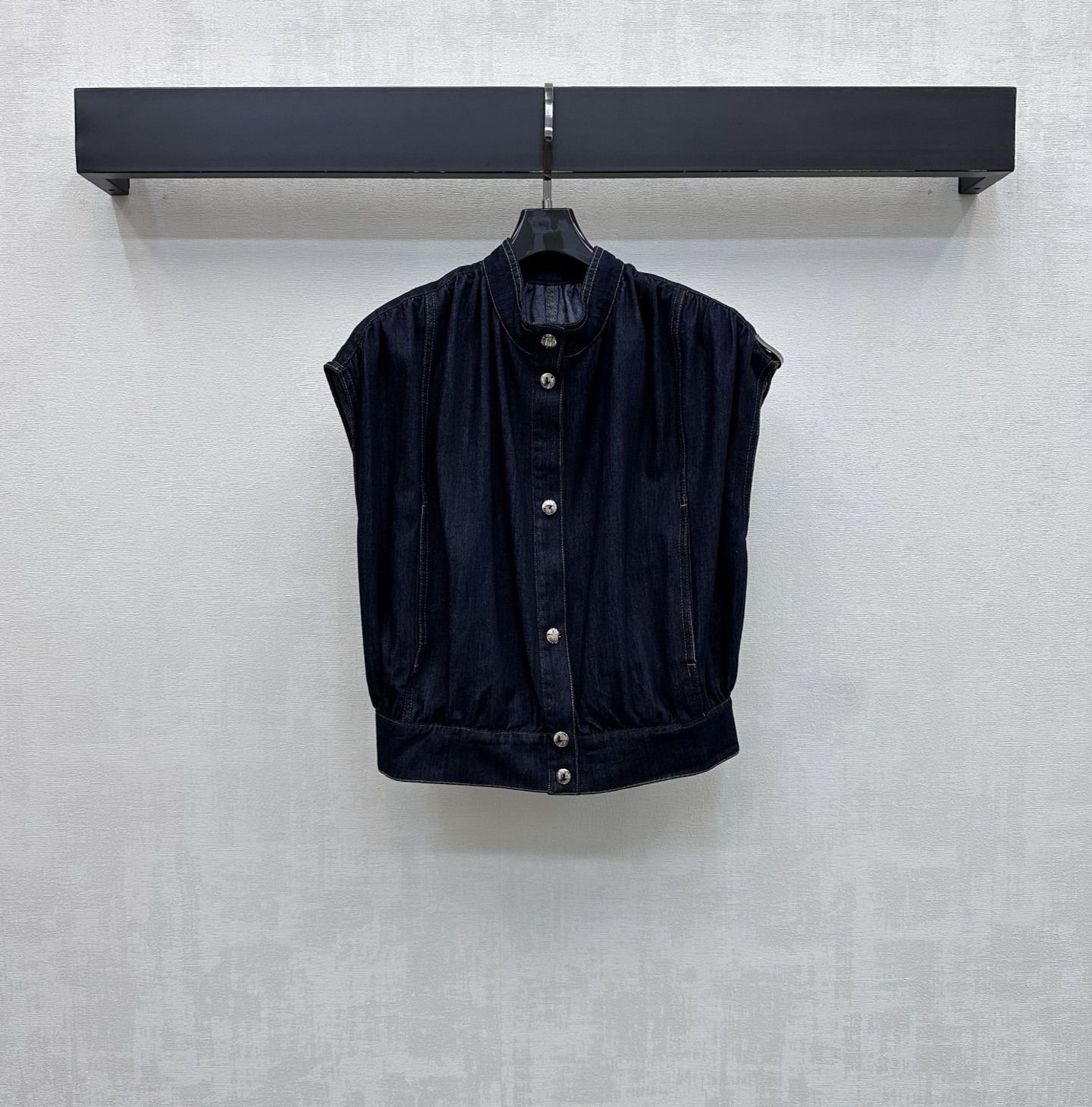 NO:843806,Louis Vuitto*2026 new products stand-up collar denim vest customized YB imported original color denim fabric. The texture is breathable and comfortable. The overall dark blue tone is classic and versatile. The sleeveless stand-up collar version is refreshing and neat. The neck line is modified to make the face smaller. The short version raises the waistline and optimizes the body proportions. The single row of metal engraved snap buttons in the front and center are adjusted with pleated cutting design to add layering to the look. The shoulders are decorated with iconic four-leaf clover letter leather labels to highlight the brand's tone.  Development of surface accessories. Stand-collar short waistcoat cut. Can be paired with skirts and trousers of the same series. Complete sets can easily create a sense of luxury. High version, louis vuitton, skirts,19860909Louis Vuitto*2026新品上架立领牛仔马甲定制YB进口原色丹宁牛仔面料 质地透气舒适 整体深蓝色调经典百搭 配合无袖立领版型清爽利落 修饰颈部线条显脸小 短款版型拉高腰线 优化身材比例 前中单排金属刻印按扣调节配合褶皱裁剪设计 增添造型层次感 肩膀处点缀标志性四叶草字母皮标装饰 彰显品牌调性 面辅料开发 立领短款马甲剪裁 可搭配同系列裙裤装 成套穿搭都能轻松打造高级感  高版本,,louis vuitton,skirts,,Women's clothing