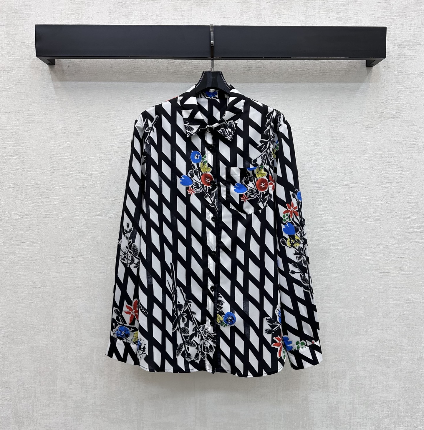 NO:843793,Chane*2026 new product launches rhombus printed shirt, customized YB imported twill cotton material, crisp and delicate texture, breathable and skin-friendly. The whole body is designed with classic black and white rhombus shading. It is adjusted with placket buttons to add layering to the look. It is embellished with colorful retro floral letter logo patterns to highlight the brand tone. Surface accessories development. Lapel long-sleeved shirt tailoring. Can be paired with the same series of shorts. It is stylish and stylish for daily commuting. High version 36 38  40,,chanel,shorts,shirts,19860909Chane*2026新品上架菱格印花衬衣定制YB进口斜纹全棉材质 质地挺括细腻 透气亲肤 通体采用经典黑白菱格底纹设计 配合开襟纽扣调节处理 增添造型层次感 点缀彩色复古花卉字母徽标图案 彰显品牌调性 面辅料开发 翻领长袖衬衫剪裁 可搭配同系列短裤 日常通勤成套穿搭出彩时髦  高版本36 38 40,,chanel,shorts,shirts,,Women's clothing