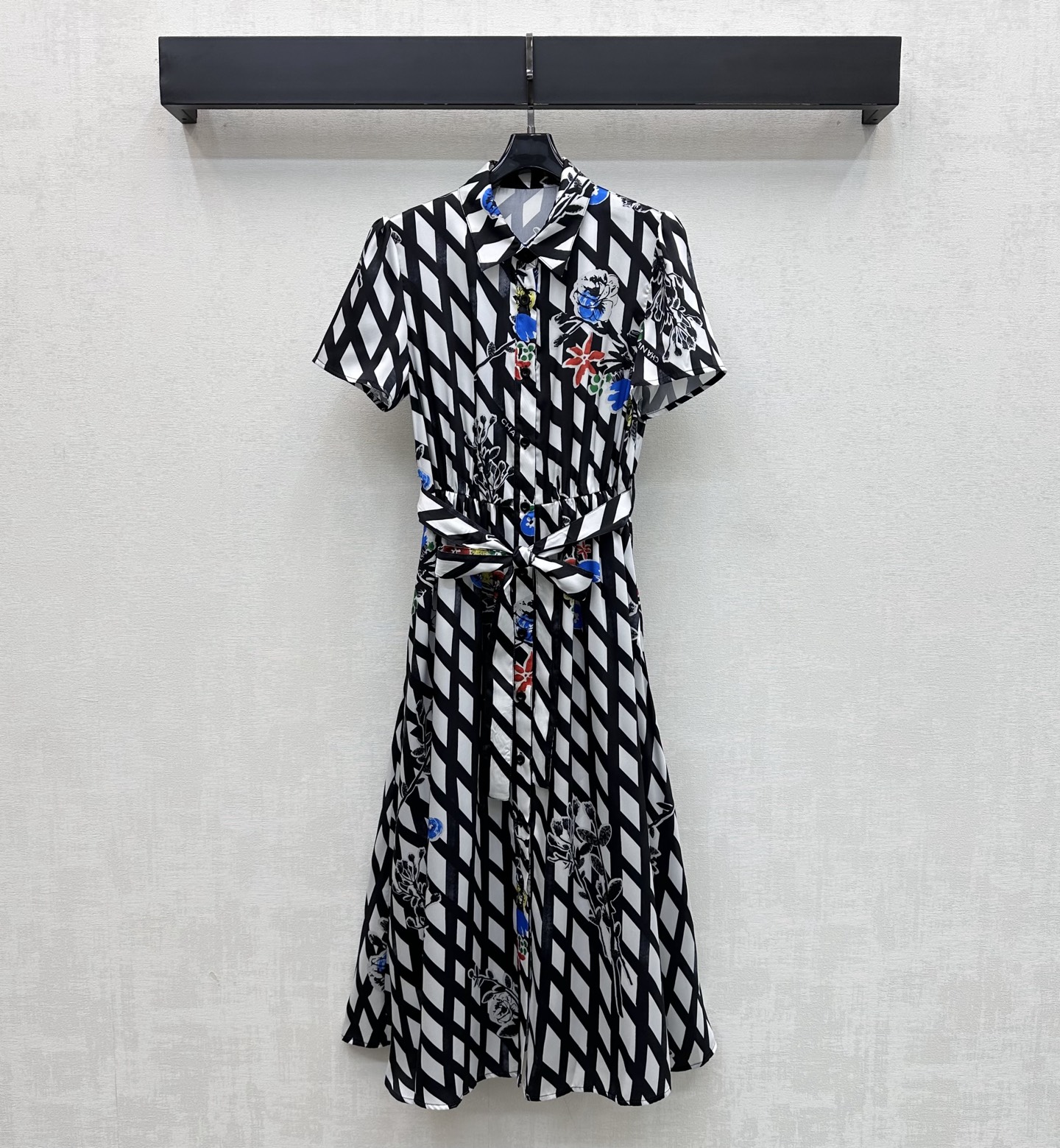NO:843798,Chane*2026 new product launches rhombus printed shirt dress, customized YB imported twill cotton material, crisp and delicate texture, breathable and skin-friendly. The whole body is designed with classic black and white rhombus shading. Use the fabric belt to adjust the waist to add layering to the look. Embellished with colorful retro floral letter logo pattern to highlight the brand tone. Development of surface accessories. Lapel short-sleeved shirt dress tailoring. Stylish for daily commuting. High version 36 38  40,,chanel,skirts,T-shirt,19860909Chane*2026新品上架菱格印花衬衣裙定制YB进口斜纹全棉材质 质地挺括细腻 透气亲肤 通体采用经典黑白菱格底纹设计 配合本布腰带调节收腰处理 增添造型层次感 点缀彩色复古花卉字母徽标图案 彰显品牌调性 面辅料开发 翻领短袖衬衣裙剪裁 日常通勤穿搭出彩时髦  高版本36 38 40,,chanel,skirts,T-shirt,,Women's clothing