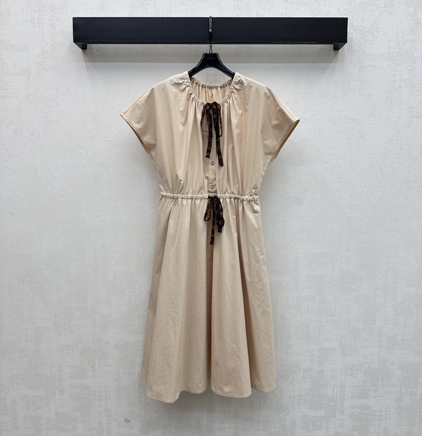 NO:843835,Louis Vuitto*2026 new arrivals presbyopia lace-up waist dress, customized YB imported twill cotton material, soft texture, skin-friendly, breathable and comfortable, gentle rice apricot color, refreshing and age-reducing, neckline and waist are embellished with the iconic four-leaf clover letter ribbon, free-knotting design, highlighting the brand tonality.  Smart and elegant, fabric and accessories development, round neck short-sleeved dress tailoring, refreshing and advanced for daily commuting or dating, with French elegance, high version, Louis Vuitton, skirts, T-shirt,19860909Louis Vuitto*2026新品上架老花系带收腰连衣裙定制YB进口斜纹全棉材质 质地柔软亲肤 透气舒适 温柔米杏色调 清爽减龄 领口与腰部点缀标志性四叶草字母丝带自由系结设计 彰显品牌调性半开襟纽扣调节配合腰部松紧收腰勾勒曼妙身姿下摆A字大摆裁剪处理 增添复古精致感 干练知性遮肉显瘦 灵动飘逸 面辅料开发 圆领短袖连衣裙剪裁 日常通勤还是约会穿搭清爽高级 自带法式优雅气质 高版本,,louis vuitton,skirts,T-shirt,,Women's clothing