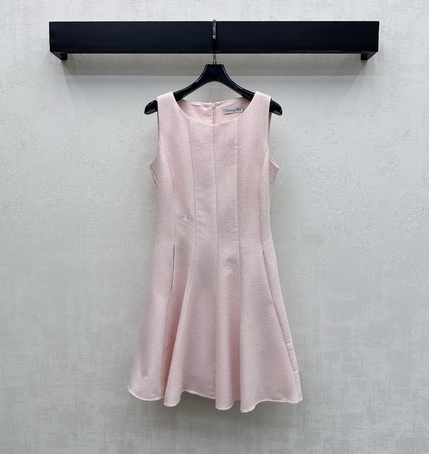 NO:843822,Dio*2026 new arrivals, waisted round neck tank top, customized YB imported high-count small fragrance texture material, crisp and delicate texture, soft and skin-friendly, the whole body is made of gentle light pink with sleeveless waist-cut tailoring design, adding a sense of layering to the look, simple and elegant, the waist is embellished with the iconic bee letter embroidery logo decoration, highlighting the brand tonality.  Comes with the elegance of a lady, high version, dior, skirts,19860909Dio*2026新品上架收腰圆领背心裙定制YB进口高支小香风肌理材质 质地挺括细腻 触感柔软亲肤 通体采用温柔淡粉色配合无袖收腰版型裁剪设计 增添造型层次感 简约大方 腰侧点缀标志性蜜蜂字母刺绣徽标装饰 彰显品牌调性 A字伞摆遮肉显瘦 面辅料开发 洋装无袖连衣裙剪裁 日常约会还是下午茶穿搭清爽高级 自带名媛优雅气质 高版本,,dior,skirts,,Women's clothing