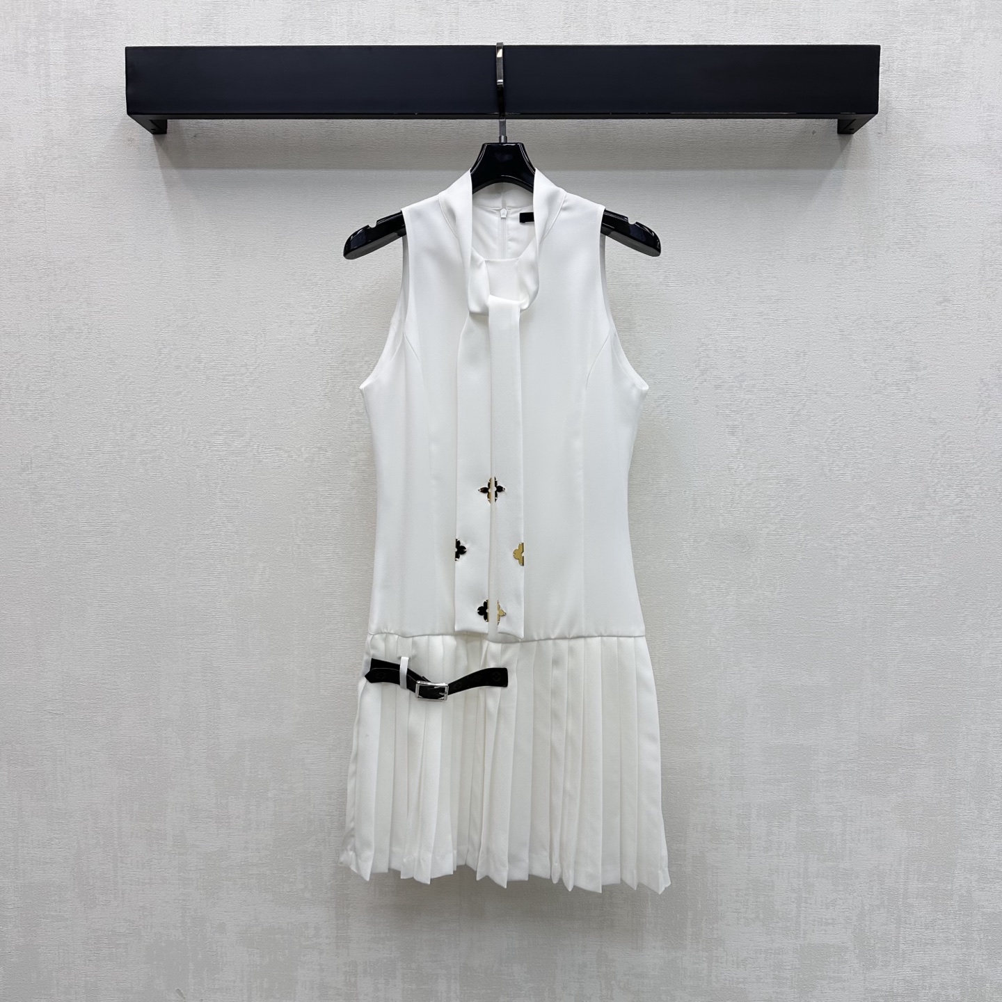 NO:843834,Louis Vuitto*2026 New Arrivals Lace-up Pleated Dress Customized YB imported satin chiffon material Light and draping texture Smooth and skin-friendly All-in-one pure white with exquisite bow tie at the neck Adjustable hem High-waisted pleated skirt design Adds layering to the look Flexible and elegant Waist decorated with iconic four-leaf clover letter leather buckle decoration Highlights the brand's tonality Self-contained cool and high-end feel Development of surface accessories Pleated vest skirt tailoring  A refreshing and eye-catching outfit for daily dates or parties, you can transform into a pretty girl in seconds. High version, Louis Vuitton, skirts,19860909Louis Vuitto*2026新品上架系带百褶连衣裙定制YB进口缎面雪纺材质 质地轻盈垂坠 顺滑亲肤 通体纯白无暇搭配领口精致蝴蝶结飘带调节下摆高腰百褶裙摆设计 增添造型层次感 灵动飘逸 腰部点缀标志性四叶草字母皮扣装饰 彰显品牌调性 自带清冷高级感 面辅料开发 压褶背心裙剪裁 日常约会还是派对穿搭清爽吸睛 秒变气质小姐姐  高版本,,louis vuitton,skirts,,Women's clothing