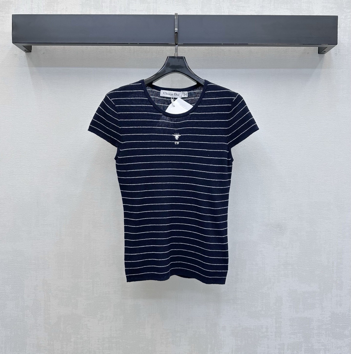 NO:845279,Dio*2026 new products are on the shelves, striped embroidered short-sleeved knitted custom YB imported wool blend material, soft and skin-friendly texture, classic dark blue and white pinstripe color matching, with French navy style, visually more layered and slimming effect, emblazoned with the iconic letter bee embroidered logo in the center of the chest, highlighting the brand tone, development of surface accessories, round neck short-sleeved top tailoring, casually matched with skirts and trousers to easily create a French high-end style  High version,,dior,skirts,T-shirt,19860909Dio*2026新品上架条纹刺绣短袖针织定制YB进口羊毛混纺材质 质地软糯亲肤 经典深蓝与白色细条纹拼色 自带法式海军风情 视觉上更具层次感与显瘦效果 胸前居中点缀标志性字母蜜蜂刺绣徽标装饰 彰显品牌调性 面辅料开发 圆领短袖上衣剪裁 随意搭配裙裤装穿搭轻松打造法式高级风 高版本,,dior,skirts,T-shirt,,Women's clothing