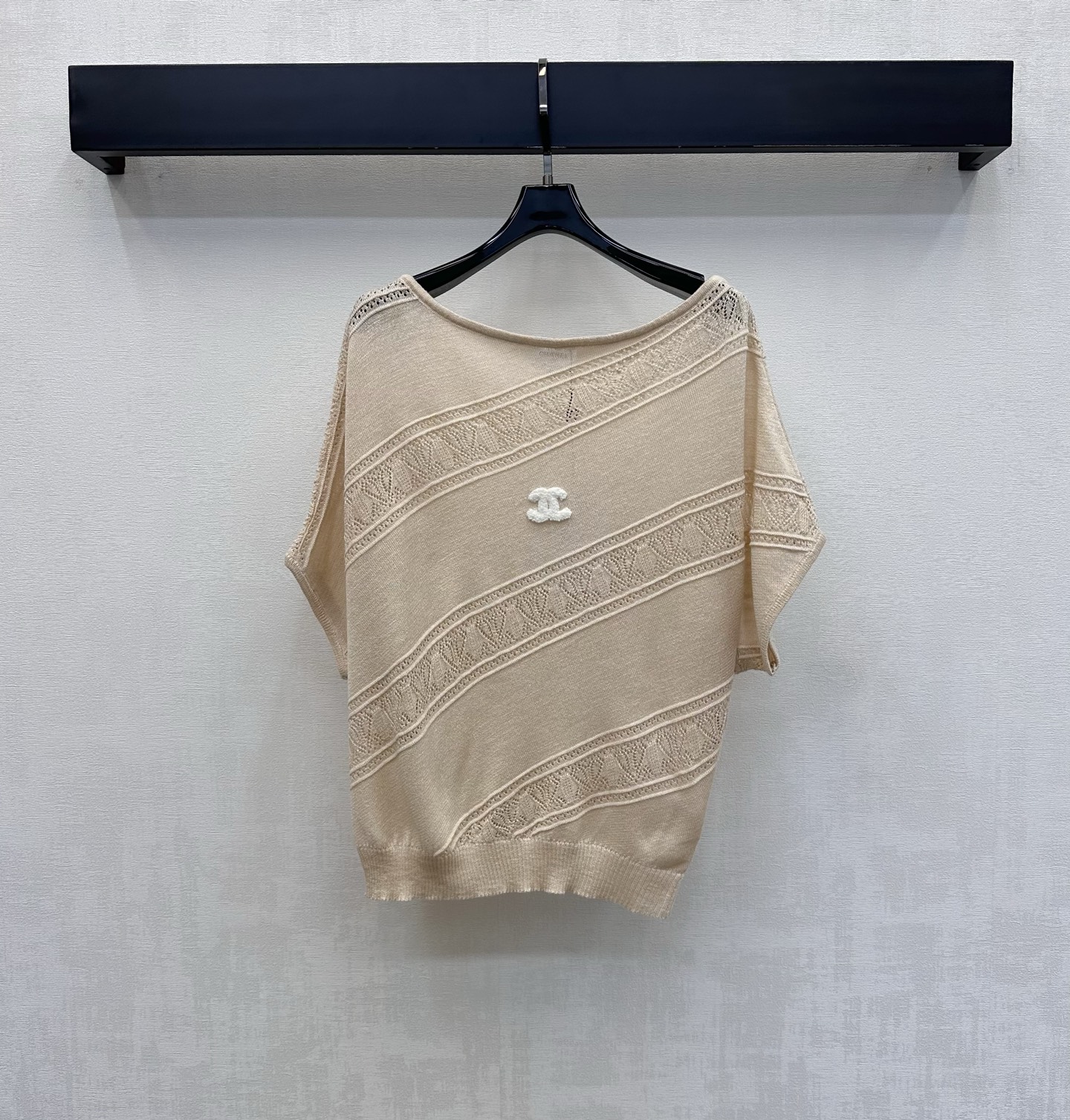 NO:845292,Chane*2026 new products are on the shelves. Spliced round neck short-sleeved knitted custom YB imported linen blended knitted fabric. Comfortable and skin-friendly. Clever hollow jacquard weaving process splicing design adds layering to the look. Breaks the monotony of solid colors. Loose off-shoulder bat sleeves cover the flesh and make you look slimmer. The iconic double C letter logo is decorated in the center of the chest to highlight the brand tone. Surface accessories. Loose round neck short-sleeved top cut. Wear casually with skirts and trousers to easily create a high-end sense of relaxation. High version 36  38 40,,chanel,skirts,T-shirt,19860909Chane*2026新品上架拼接圆领短袖针织定制YB进口亚麻混纺针织面料 舒适亲肤 巧妙镂空提花编织工艺拼接设计 增添造型层次感 打破纯色单调 宽松落肩蝙蝠袖版型遮肉显瘦 胸前居中点缀标志性双C字母徽标装饰 彰显品牌调性 面辅料 宽松圆领短袖上衣剪裁 随意搭配裙裤装穿搭轻松打造高级松弛感  高版本36 38 40,,chanel,skirts,T-shirt,,Women's clothing