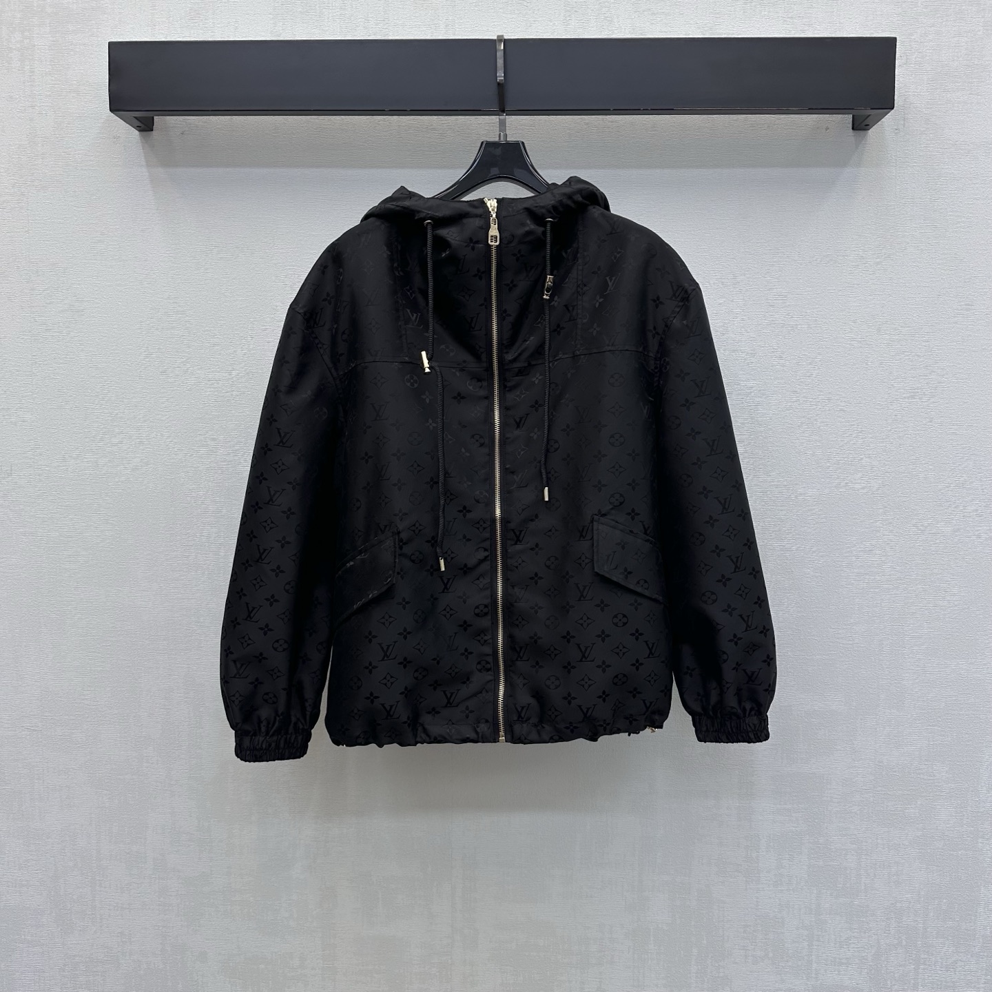 NO:846047,Louis Vuitto*2026 new products are on the shelves. The dark pattern jacquard hooded storm jacket is made of YB imported jacquard material. It has a glossy texture and is crisp and stylish. It is adjusted with a zipper leather buckle and matched with the drawstring design at the hem. It is matched with the cuff elastic processing to add a sense of layering to the look. The iconic four-leaf clover letter logo is embellished with dark pattern jacquard to highlight the brand tone. Surface accessories development. Hooded drawstring storm jacket tailoring. Casual and stylish. High version 2 colors, Louis Vuitto  vuitton,jackets & coats,hats,19860909Louis Vuitto*2026新品上架暗纹提花连帽冲锋外套定制YB进口提花材质 质感光泽 挺括有型 沿用拉链皮扣调节配合下摆抽绳设计 配合袖口松紧处理 增添造型层次感 通体标志性四叶草字母徽标暗纹提花点缀 彰显品牌调性 面辅料开发 连帽抽绳冲锋外套剪裁 随意外搭出彩时髦 高版本2色,,louis vuitton,jackets & coats,hats,,Women's clothing