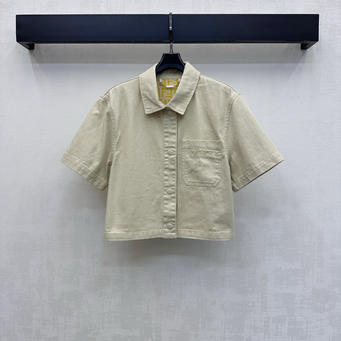 NO:846090,Fend*2026 new products are on the shelves. Lapel denim short-sleeved jacket is made of YB imported twill cotton denim material. Multiple washes. Stiff and stylish. The iconic double F letter logo elements are used throughout the interior. Echoing the embroidered letters on the chest and the leather patch on the back waist, it highlights the brand tone. The hidden snap button adjustment design on the placket adds layering to the look. Creates a casual high-street style. Development of surface accessories. The lapel short-sleeved jacket is tailored and can be paired with the same series of shorts. The complete set is stylish and stylish.  High version 2 colors,,fendi,shorts,jackets & coats,T-shirt,19860909Fend*2026新品上架翻领牛仔短袖外套定制YB进口斜纹棉牛仔材质 多重水洗 挺括有型 沿用内里满铺标志性双F字母徽标元素 呼应胸口刺绣字母与后腰皮牌 彰显品牌调性 开襟隐藏式按扣调节设计 增添造型层次感 打造休闲高街风格 面辅料开发 翻领短袖外套剪裁 可搭配同系列短裤 成套穿搭出彩时髦  高版本2色,,fendi,shorts,jackets & coats,T-shirt,,Women's clothing