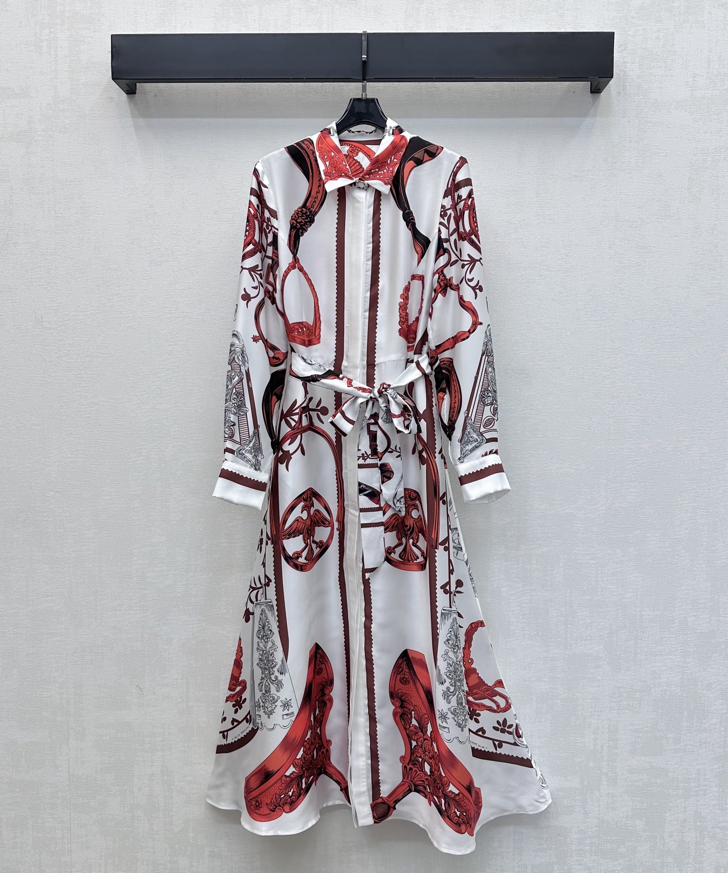 NO:858271,Herme*2026 new arrival silk printed belt shirt dress customized YB imported 100% mulberry silk material, comfortable texture, draped and breathable. The whole body is made of artistic line printing elements, which instantly brightens the overall rich visual effect and highlights the brand tone. The hidden placket button adjustment is used to match the fabric belt outline design to add layering to the shape. Surface accessories development. Lapel long-sleeved dress tailoring. Easily wear it for daily street or vacation, giving an elegant and relaxed atmosphere.  High version-,,hermes,skirts,real silk,19860909Herme*2026新品上架真丝印花腰带衬衣裙定制YB进口百分百桑蚕丝材质 质感舒适 垂顺透气 通体采用艺术感线条印花元素 瞬间点亮整体丰富视觉效果 彰显品牌调性 沿用隐藏式开襟纽扣调节配合本布腰带勾勒设计 增添造型层次感 面辅料开发 翻领长袖连衣裙剪裁 日常出街还是度假轻松穿出优雅松弛氛围感  高版本-,,hermes,skirts,real silk,,Women's clothing