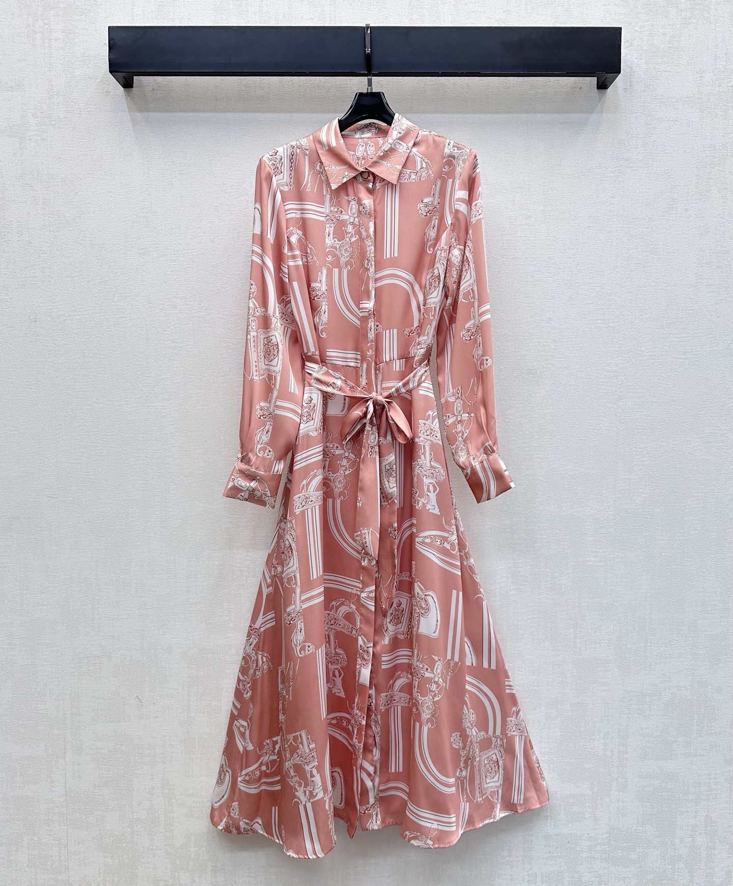 NO:858250,Herme*2026 new arrival silk printed belt shirt dress customized YB imported 100% mulberry silk material, comfortable texture, draped and breathable. The whole body is made of artistic line printing elements, which instantly brightens the overall rich visual effect and highlights the brand tone. The hidden placket button adjustment is used to match the fabric belt outline design to add layering to the shape. Surface accessories development. Lapel long-sleeved dress tailoring. Easily wear it for daily street or vacation, giving an elegant and relaxed atmosphere.  High version-,,hermes,skirts,real silk,19860909Herme*2026新品上架真丝印花腰带衬衣裙定制YB进口百分百桑蚕丝材质 质感舒适 垂顺透气 通体采用艺术感线条印花元素 瞬间点亮整体丰富视觉效果 彰显品牌调性 沿用隐藏式开襟纽扣调节配合本布腰带勾勒设计 增添造型层次感 面辅料开发 翻领长袖连衣裙剪裁 日常出街还是度假轻松穿出优雅松弛氛围感  高版本-,,hermes,skirts,real silk,,Women's clothing