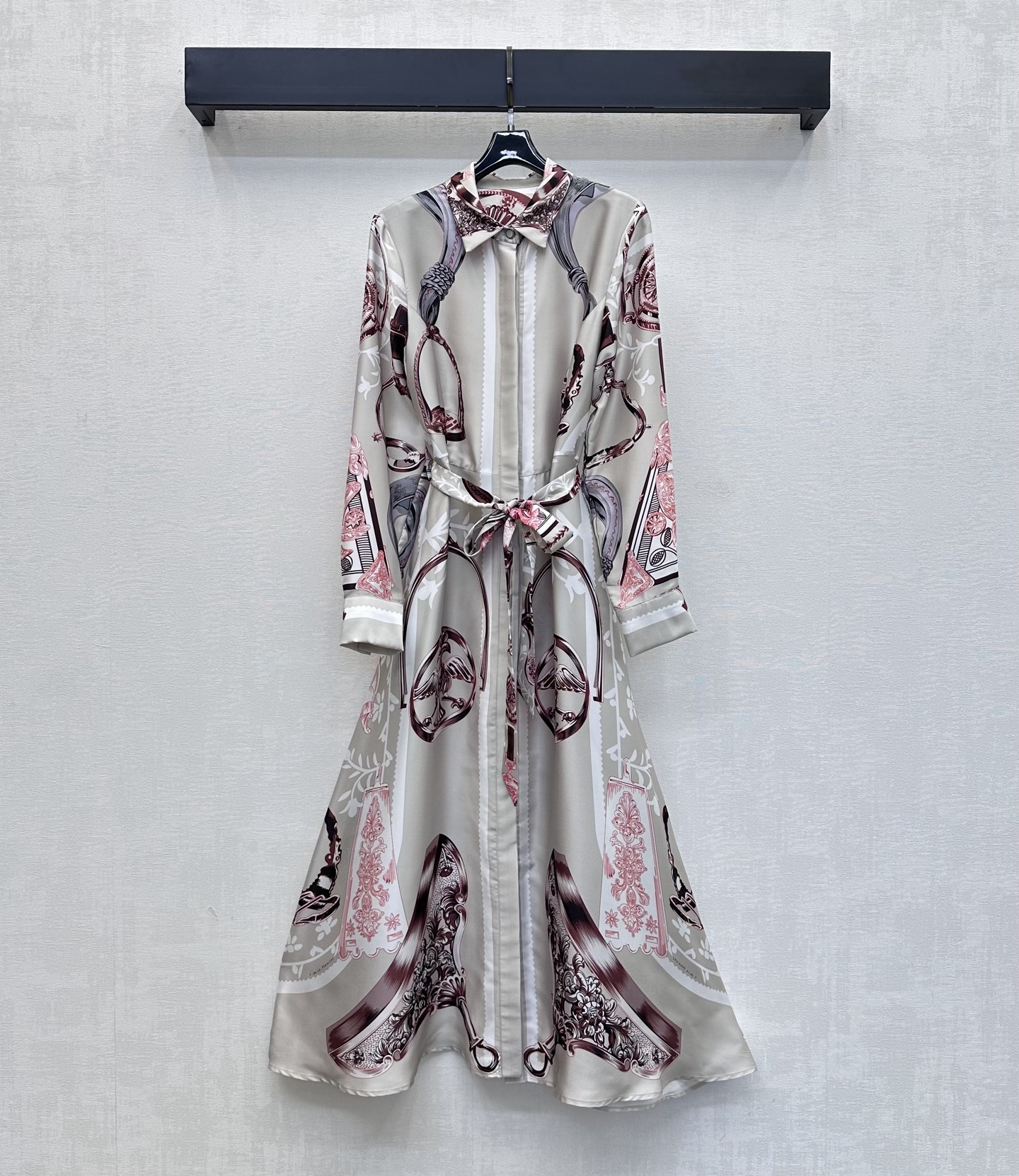 NO:858228,Herme*2026 new arrival silk printed belt shirt dress customized YB imported 100% mulberry silk material, comfortable texture, draped and breathable. The whole body is made of artistic line printing elements, which instantly brightens the overall rich visual effect and highlights the brand tone. The hidden placket button adjustment is used to match the fabric belt outline design to add layering to the shape. Surface accessories development. Lapel long-sleeved dress tailoring. Easily wear it for daily street or vacation, giving an elegant and relaxed atmosphere.  High version-,,hermes,skirts,real silk,19860909Herme*2026新品上架真丝印花腰带衬衣裙定制YB进口百分百桑蚕丝材质 质感舒适 垂顺透气 通体采用艺术感线条印花元素 瞬间点亮整体丰富视觉效果 彰显品牌调性 沿用隐藏式开襟纽扣调节配合本布腰带勾勒设计 增添造型层次感 面辅料开发 翻领长袖连衣裙剪裁 日常出街还是度假轻松穿出优雅松弛氛围感  高版本-,,hermes,skirts,real silk,,Women's clothing