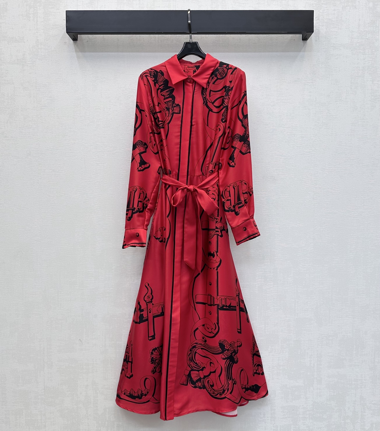 NO:858216,Herme*2026 new arrival silk printed long shirt dress, custom-made YB imported mulberry silk material, smooth and lustrous, with texture. The whole body is made of retro red tone, with black artistic hand-painted line printing pattern, highlighting the brand tone and full of artistic sense. The hidden button adjustment on the placket and the waist design of the fabric tie add a sense of layering to the shape. Simple and neat, elegant and flexible when walking. Development of surface accessories. Lapel long-sleeved dress tailoring. Refreshing and advanced for daily commuting or vacation wear.  With its own literary and modern temperament, high version-,,hermes,skirts,real silk,19860909Herme*2026新品上架真丝印花长款衬衣裙定制YB进口桑蚕丝材质 垂顺光泽有质感 通体采用复古红色调 搭配黑色艺术感手绘线条印花图案 彰显品牌调性 艺术感十足 开襟隐藏式纽扣调节配合腰部本布系带收腰设计 增添造型层次感 简约利落 行走间飘逸灵动 面辅料开发 翻领长袖连衣裙剪裁 日常通勤还是度假穿搭清爽高级 自带文艺摩登气质 高版本-,,hermes,skirts,real silk,,Women's clothing