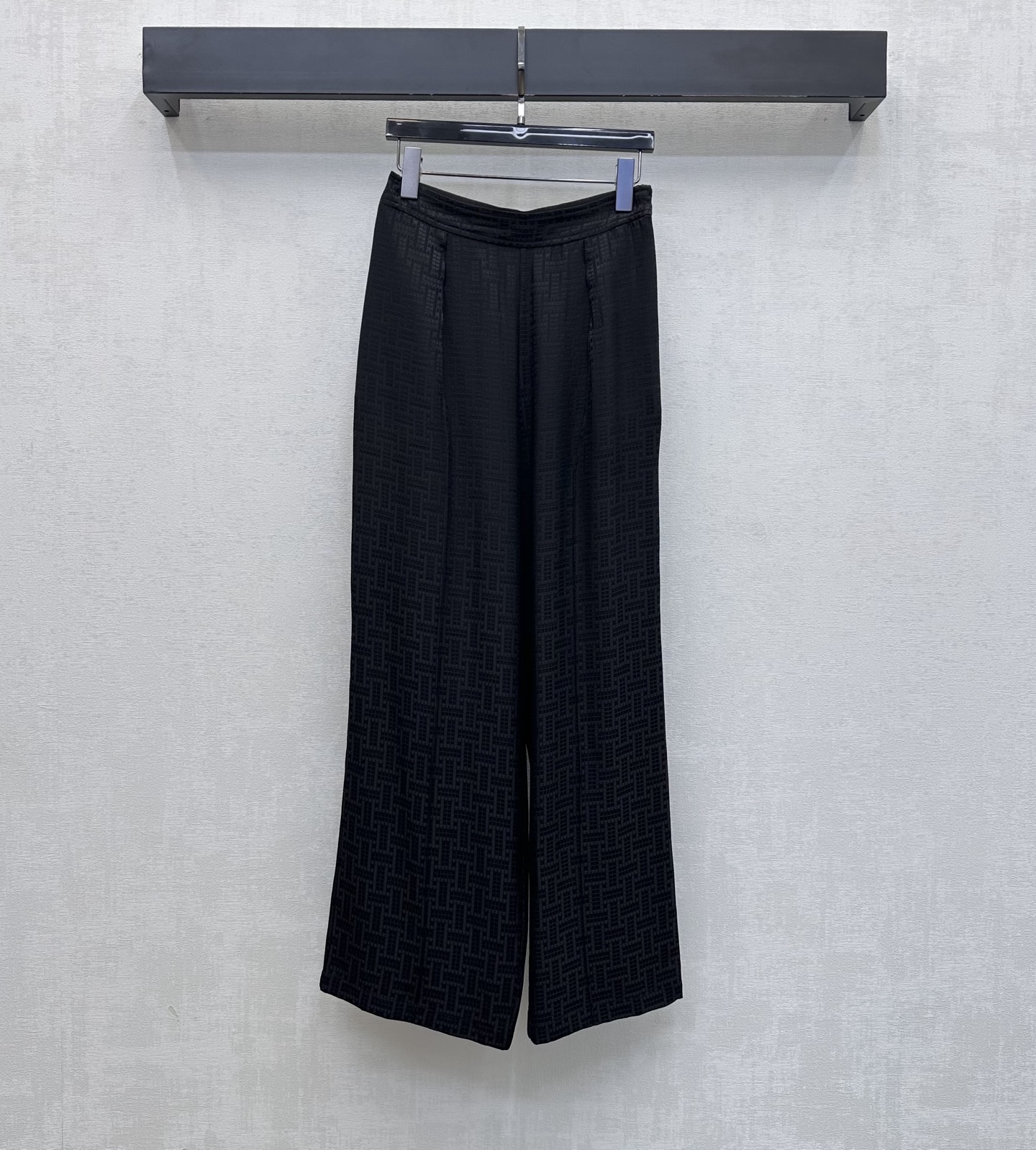 NO:858293,Herme*2026 new arrival jacquard silk straight trousers customized YB imported jacquard mulberry silk material Light and drape texture silky and skin-friendly All-over dark jacquard texture elements Highlight the brand tone Low-key luxury Full gloss Straight-cut design accommodates and modifies leg lines Capable and intellectual Adds layering to the look Flexible and elegant Surface accessories development High-waisted buttoned straight trousers can be paired with shirts from the same series  Refreshing and high-end for daily commuting or vacation, with French elegance, minimalist and high-end feel, three colors to choose from, high version 3 colors-,, hermes, shirts, real silk,19860909Herme*2026新品上架提花真丝直筒长裤定制YB进口提花桑蚕丝材质 质地轻盈垂坠 触感丝滑亲肤 通体暗纹提花肌理元素 彰显品牌调性 低调奢华 光泽感满分 直筒版型裁剪设计包容修饰腿部线条 干练知性 增添造型层次感 灵动飘逸 面辅料开发 高腰系扣直筒长裤剪裁 可搭配同系列衬衫 日常通勤还是度假穿搭清爽高级 自带法式优雅气质 极简高级感 三色可选  高版本3色-,,hermes,shirts,real silk,,Women's clothing