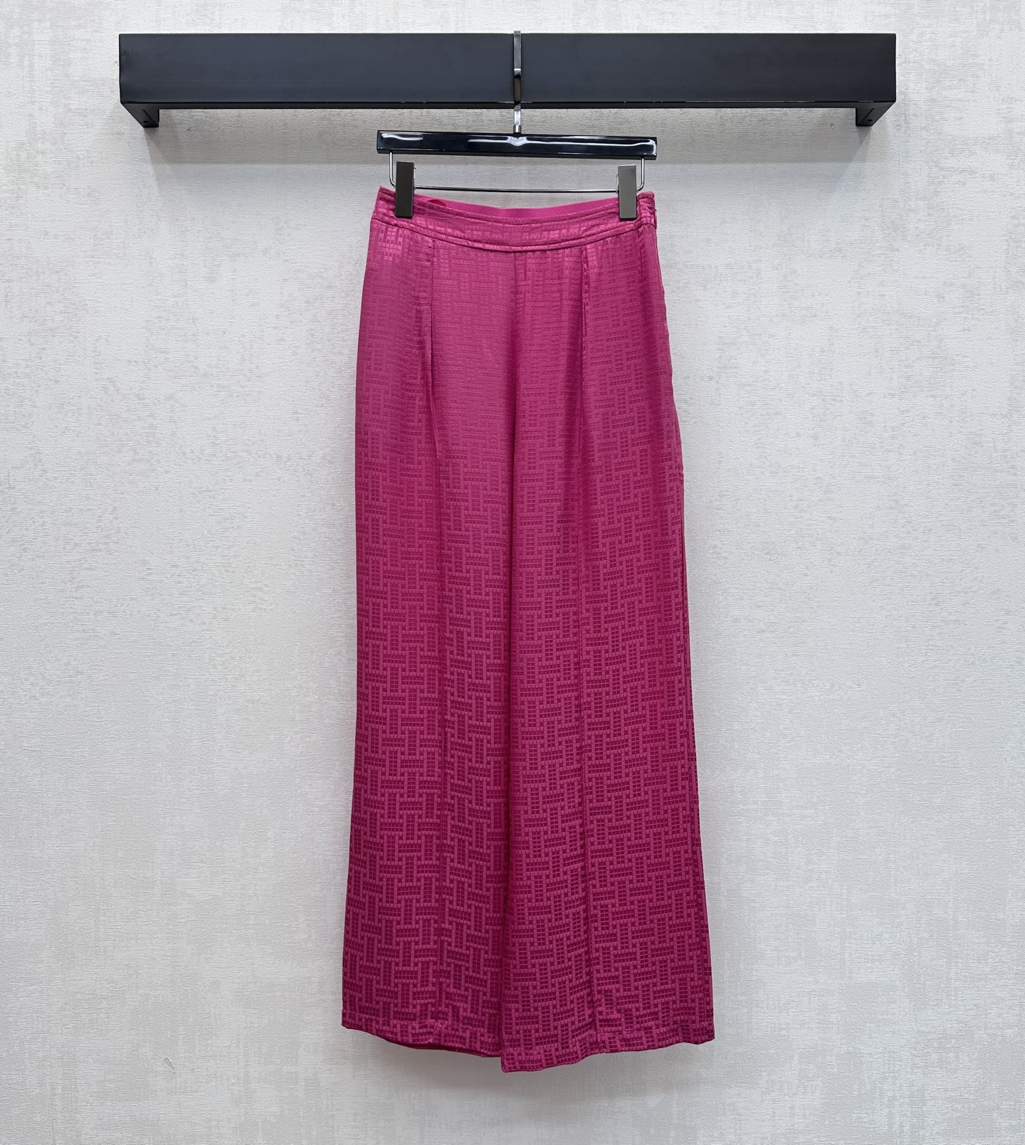 NO:858239,Herme*2026 new arrival jacquard silk straight trousers customized YB imported jacquard mulberry silk material Light and drape texture silky and skin-friendly All-over dark jacquard texture elements Highlight the brand tone Low-key luxury Full gloss Straight-cut design accommodates and modifies leg lines Capable and intellectual Adds layering to the look Flexible and elegant Surface accessories development High-waisted buttoned straight trousers can be paired with shirts from the same series  Refreshing and high-end for daily commuting or vacation, with French elegance, minimalist and high-end feel, three colors to choose from, high version 3 colors-,, hermes, shirts, real silk,19860909Herme*2026新品上架提花真丝直筒长裤定制YB进口提花桑蚕丝材质 质地轻盈垂坠 触感丝滑亲肤 通体暗纹提花肌理元素 彰显品牌调性 低调奢华 光泽感满分 直筒版型裁剪设计包容修饰腿部线条 干练知性 增添造型层次感 灵动飘逸 面辅料开发 高腰系扣直筒长裤剪裁 可搭配同系列衬衫 日常通勤还是度假穿搭清爽高级 自带法式优雅气质 极简高级感 三色可选  高版本3色-,,hermes,shirts,real silk,,Women's clothing