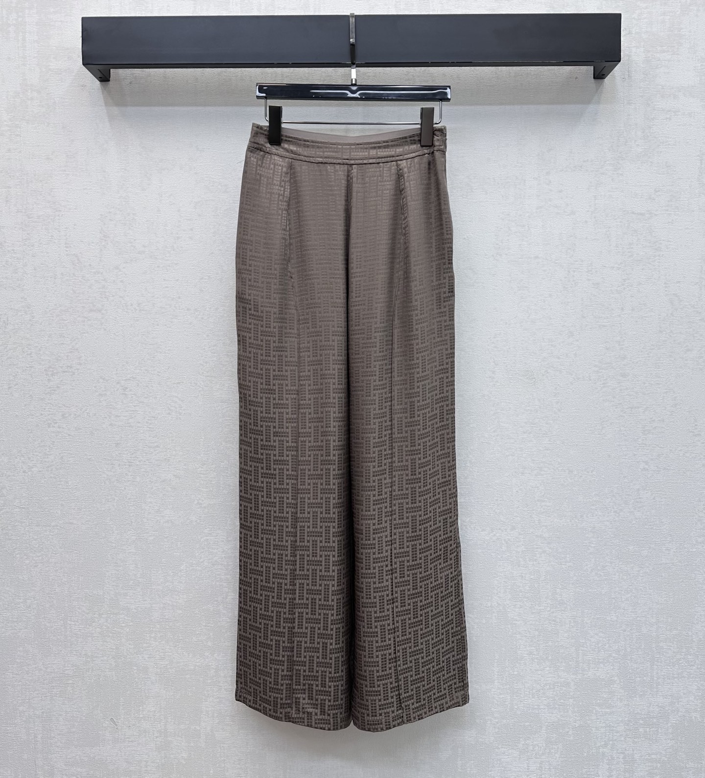 NO:858273,Herme*2026 new arrival jacquard silk straight trousers customized YB imported jacquard mulberry silk material Light and drape texture silky and skin-friendly All-over dark jacquard texture elements Highlight the brand tone Low-key luxury Full gloss Straight-cut design accommodates and modifies leg lines Capable and intellectual Adds layering to the look Flexible and elegant Surface accessories development High-waisted buttoned straight trousers can be paired with shirts from the same series  Refreshing and high-end for daily commuting or vacation, with French elegance, minimalist and high-end feel, three colors to choose from, high version 3 colors-,, hermes, shirts, real silk,19860909Herme*2026新品上架提花真丝直筒长裤定制YB进口提花桑蚕丝材质 质地轻盈垂坠 触感丝滑亲肤 通体暗纹提花肌理元素 彰显品牌调性 低调奢华 光泽感满分 直筒版型裁剪设计包容修饰腿部线条 干练知性 增添造型层次感 灵动飘逸 面辅料开发 高腰系扣直筒长裤剪裁 可搭配同系列衬衫 日常通勤还是度假穿搭清爽高级 自带法式优雅气质 极简高级感 三色可选  高版本3色-,,hermes,shirts,real silk,,Women's clothing