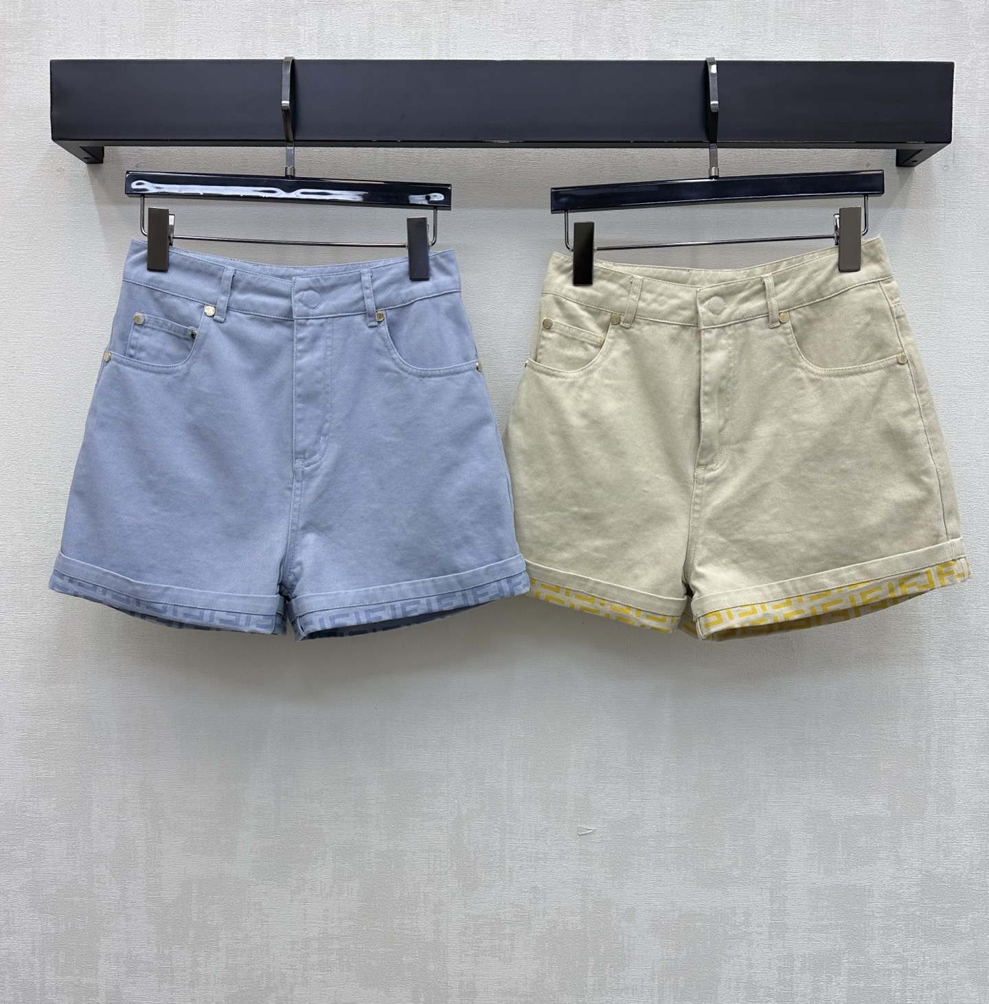 NO:846086,Fend*2026 new arrivals folded denim shorts, customized YB imported twill cotton denim material, multiple washes, crisp and stylish, using the folded trouser legs to reveal the iconic double F letter logo pattern, highlighting the brand's tone, contrasting leather label decoration on the back waist, adding layering to the look, creating a casual high street style, development of surface accessories, high waist buttoned straight shorts cut, can be paired with the same series of jackets, and the complete set is stylish and stylish  High version 2 colors,,fendi,shorts,jackets & coats,19860909Fend*2026新品上架翻折牛仔短裤定制YB进口斜纹棉牛仔材质 多重水洗 挺括有型 沿用翻折裤腿露出标志性双F字母徽标图案 彰显品牌调性 后腰点缀撞色皮标装饰 增添造型层次感 打造休闲高街风格 面辅料开发 高腰系扣直筒短裤剪裁 可搭配同系列外套 成套穿搭出彩时髦 高版本2色,,fendi,shorts,jackets & coats,,Women's clothing