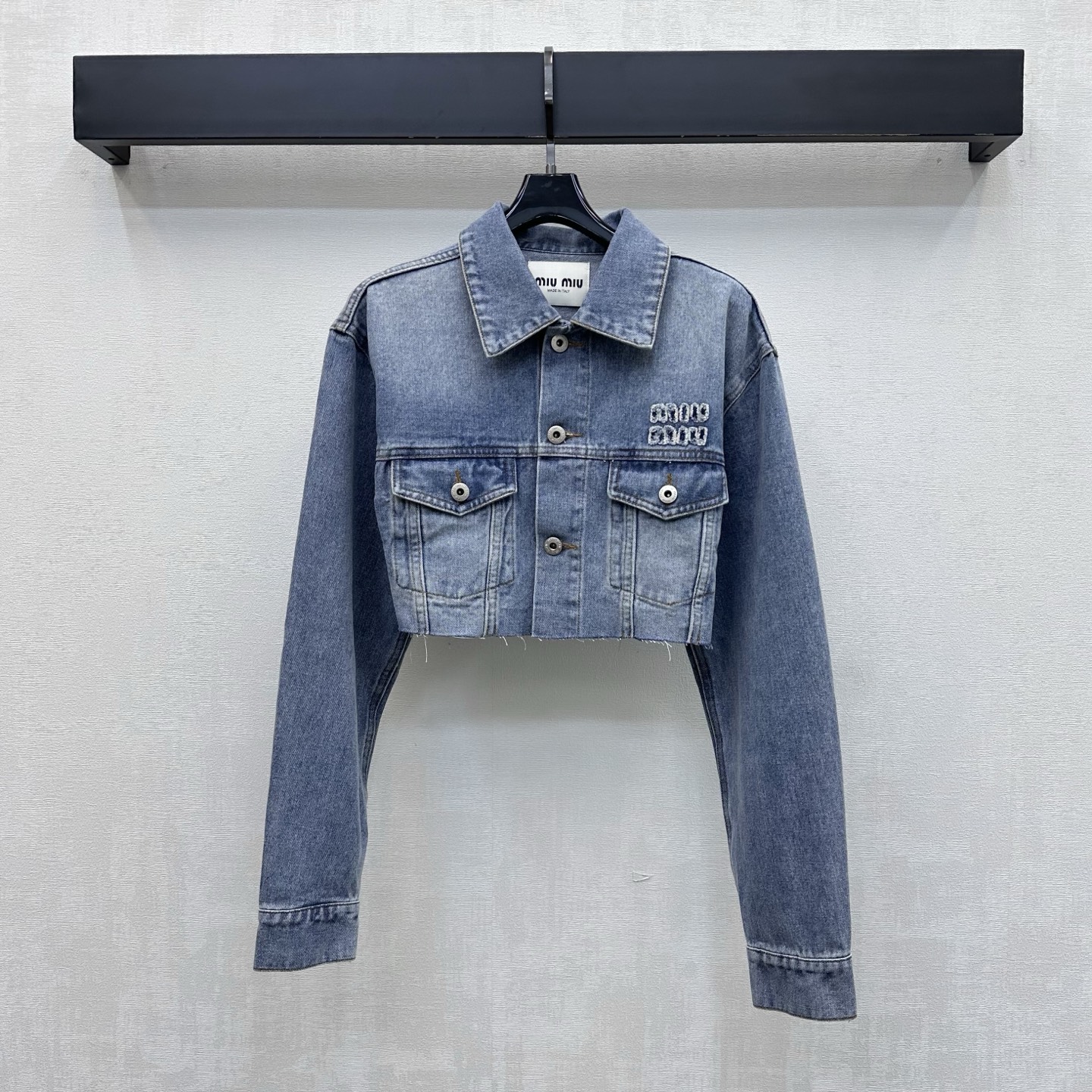NO:844498,Miumi*2026 new arrivals raw edge short denim jacket customized YB imported twill cotton denim fabric, crisp and stylish texture, dry and comfortable to the touch, classic washed retro blue with old and white effect, more visually layered, exquisite three-dimensional letter embroidery logo decoration on the chest, highlighting the brand tone, adding a sweet and cool atmosphere, eye-catching and fashionable. The short high-waisted version visually makes you taller, easily creates the golden ratio of 37 points, combined with the hem raw edge cutting design  Add layering to the look, casual and natural to show off the street trend. Development of fabrics and accessories. Short lapel jacket tailoring. Can be paired with skirts from the same series. Match the set to easily create a Korean sweet and cool style. High version,,miumiu,skirts,jackets & coats,jackets & coats,gold,19860909Miumi*2026新品上架毛边短款牛仔外套定制YB进口斜纹全棉牛仔面料 质地挺括有型 触感干爽舒适 经典水洗复古蓝 自带做旧磨白效果 视觉上更具层次感 胸前点缀精致立体字母刺绣徽标装饰 彰显品牌调性 增加甜酷气息 吸睛又时髦 短款高腰版型视觉上更显高挑 轻松打造三七分黄金比例 配合下摆毛边裁剪设计 增添造型层次感 随性自然尽显街头潮流感 面辅料开发 翻领短款夹克外套剪裁 可搭配同系列半裙 成套搭配穿搭轻松打造韩系甜酷风  高版本,,miumiu,skirts,jackets & coats,jackets & coats,gold,,Women's clothing