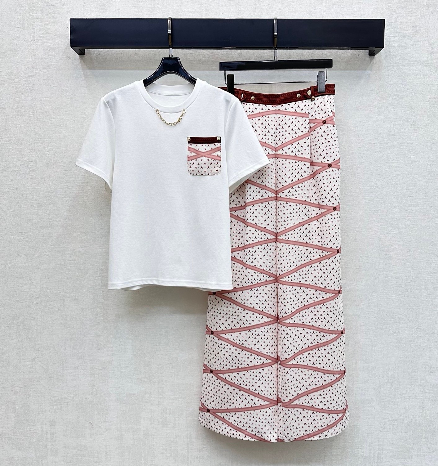 NO:844577,Louis Vuitto*2026 New Arrival Printed Pocket Pants Suit Customized YB Imported Cotton Twill Material Soft Draping Texture Breathable and Comfortable Classic White Base Decorated with Pink Wavy Lines and Black Little Star Printing Elements to Add Layering to the Style Iconic Metal Chain Design with Engraved Letters Highlights the Brand Tonality Development of Fabric Accessories Round Neck Regular T-shirt Straight-leg Trousers Cut High-Waisted Wide-Leg Version Perfectly Modifies Waist and Hip Lines Slimming and Elongating Legs Easily Create American Retro Street Style  High version,,louis vuitton,tees,t-shirt,19860909Louis Vuitto*2026新品上架印花口袋长裤套装定制YB进口全棉斜纹绸材质 质地柔软垂坠 透气舒适 经典白色底点缀粉色波浪线条与黑色小星星印花元素 增添造型层次感 标志性刻印字母金属链条设计 彰显品牌调性 面辅料开发 圆领常规T恤直筒长裤剪裁 高腰阔腿版型完美修饰腰臀线条 显瘦遮肉拉长腿部比例 轻松打造美式复古街头风  高版本,,louis vuitton,tees，t-shirt,,Women's clothing