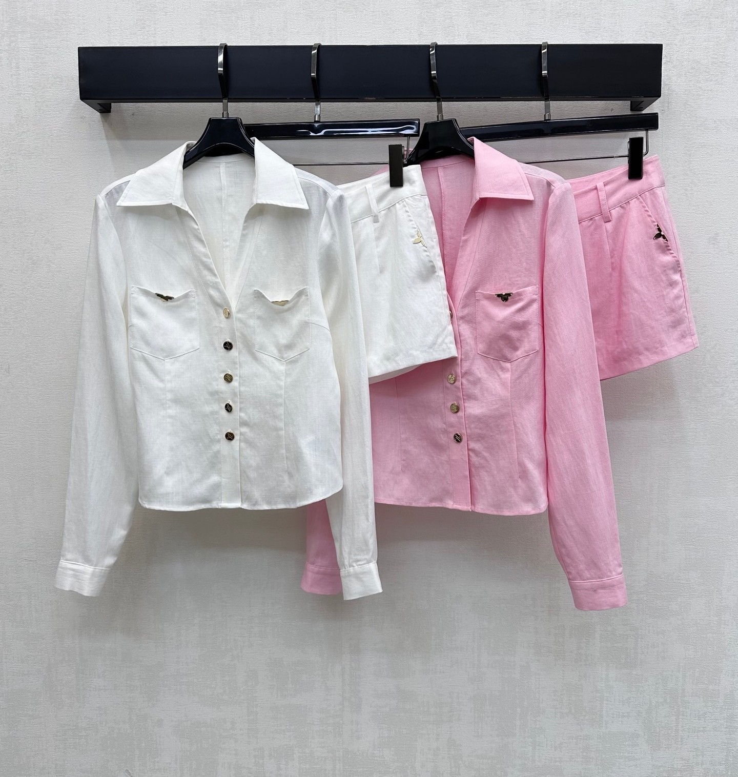 NO:845245,Louis Vuitto*2026 new arrivals Linen shirt and shorts suit customized YB imported linen material Light and breathable texture, moisture-wicking and self-cooling The chest pocket is embellished with the iconic four-leaf clover metal logo Echoing the placket engraved button adjustment design to highlight the brand tone Classic cherry blossom pink pure white Sweet and age-reducing upper body with soft light filter Development of surface accessories Short lapel shirt elongates the upper body proportions Paired with high-waisted shorts suit to perfectly modify the waist and hip lines  It makes you look slimmer and covers your body fat. It elongates the proportion of your legs and visually makes you look taller. The whole outfit is worry-free and fashionable. It can be easily worn for daily commuting or weekend dates. It is sweet, cool and fashionable. High-end version in 2 colors, Louis Vuitton, shorts, shirts,19860909Louis Vuitto*2026新品上架亚麻衬衣短裤套装定制YB进口亚麻材质 质地轻盈透气 吸湿排汗 自带冰凉感 胸前口袋点缀标志性四叶草金属徽标 呼应开襟刻印纽扣调节设计 彰显品牌调性 经典樱花粉纯净白 甜美减龄 上身自带柔光滤镜 面辅料开发 短款翻领衬衫拉长上半身比例 配合高腰短裤套装 完美修饰腰臀线条 显瘦遮肉 拉长腿部比例 视觉上更显高 整套搭配省心又时髦 日常通勤还是周末约会都能轻松驾驭穿搭甜酷时髦精 高版本2色,,louis vuitton,shorts,shirts,,Women's clothing