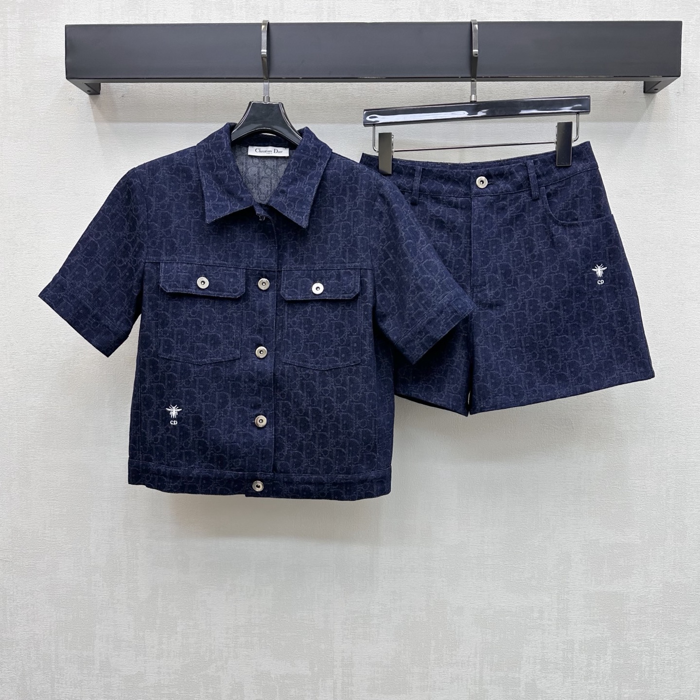 NO:856911,Dio*2026 new arrival lapel jacquard denim suit customized with YB imported twill cotton denim material. Stiff and stylish. The whole body is made of dark blue retro washed tone. The metal button adjustment of the placket is matched with the symmetrical flap pocket decoration on the chest to add layering to the look. The iconic letter jacquard elements are all over the floor. Echoing the letter leather label design on the back waist, it highlights the brand tone and shows the French elegant casual style. Development of surface accessories. Lapel short-sleeved jacket and high-waisted buttoned shorts suit tailoring.  Stylish and stylish for daily commuting. High version, dior, shorts, jackets & coats, T-shirt,19860909Dio*2026新品上架翻领提花牛仔套装定制YB进口斜纹棉牛仔材质 挺括有型 通体采用深蓝复古水洗色调 开襟金属纽扣调节搭配胸前对称翻盖口袋装饰 增添造型层次感 满铺标志性字母提花元素 呼应后腰字母皮标设计 彰显品牌调性 尽显法式优雅休闲风格 面辅料开发 翻领短袖外套高腰系扣短裤套装剪裁 日常通勤穿搭出彩时髦 高版本,,dior,shorts,jackets & coats,T-shirt,,Women's clothing