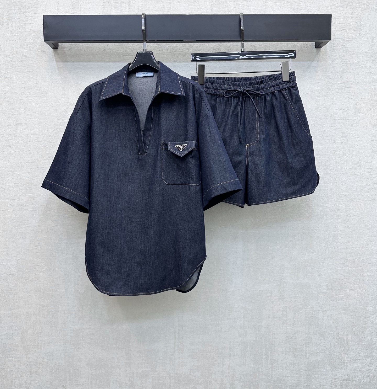 NO:856707,Prad*2026 new product Tencel denim suit on the shelves Customized YB imported Tencel denim material Soft and comfortable texture Decorated with the iconic triangle logo on the chest Highlights the brand tone Loose V-neck cutting design Adds layering to the look Exquisite and high-end fabric development Lapel short-sleeved top Elastic waist shorts set Lazy and fashionable complete set High version, prada, shorts, T-shirt,19860909Prad*2026新品上架天丝牛仔套装定制YB进口天丝牛仔材质 质感柔软舒适 饰以胸前标志性三角徽标装饰 彰显品牌调性 宽松V领版型裁剪设计 增添造型层次感 精致高级 面辅料开发 翻领短袖上衣松紧腰短裤套装 成套穿搭慵懒时髦   高版本,,prada,shorts,T-shirt,,Women's clothing