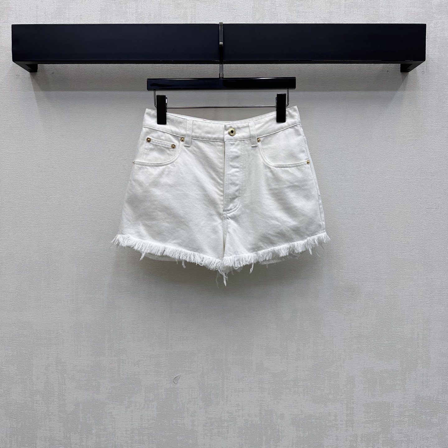 NO:856826,Loew*2026 New Arrival Logo Raw Edge Denim Shorts Customized YB imported twill cotton denim material Breathable, soft and skin-friendly Multi-enzyme washing process creates a retro light blue feel Retro and fashionable High-waisted buttoned symmetrical pocket version Matches the trouser legs with brushed and distressed design to add layering to the look The rear hip pockets are embellished with the iconic laser logo echoing the details of the engraved leather label on the waist Highlighting the brand tonality and showing more trendy charm Surface accessories development High-waisted buttoned shorts tailoring  Can be paired with shirts from the same series to create a complete set of high-end and fashionable high-end versions, loewe, shorts,19860909Loew*2026新品上架徽标毛边牛仔短裤定制YB进口斜纹棉牛仔材质 透气柔软亲肤 多重酵素水洗工艺处理 打造复古浅蓝感 复古又时尚 高腰系扣对称口袋版型 配合裤腿磨毛做旧设计 增添造型层次感 后臀口袋点缀标志性激光徽标呼应腰间刻印皮标细节 彰显品牌调性 更显潮流魅力 面辅料开发 高腰系扣短裤剪裁 可搭配同系列衬衣 成套穿搭高级时髦  高版本,,loewe,shorts,,Women's clothing
