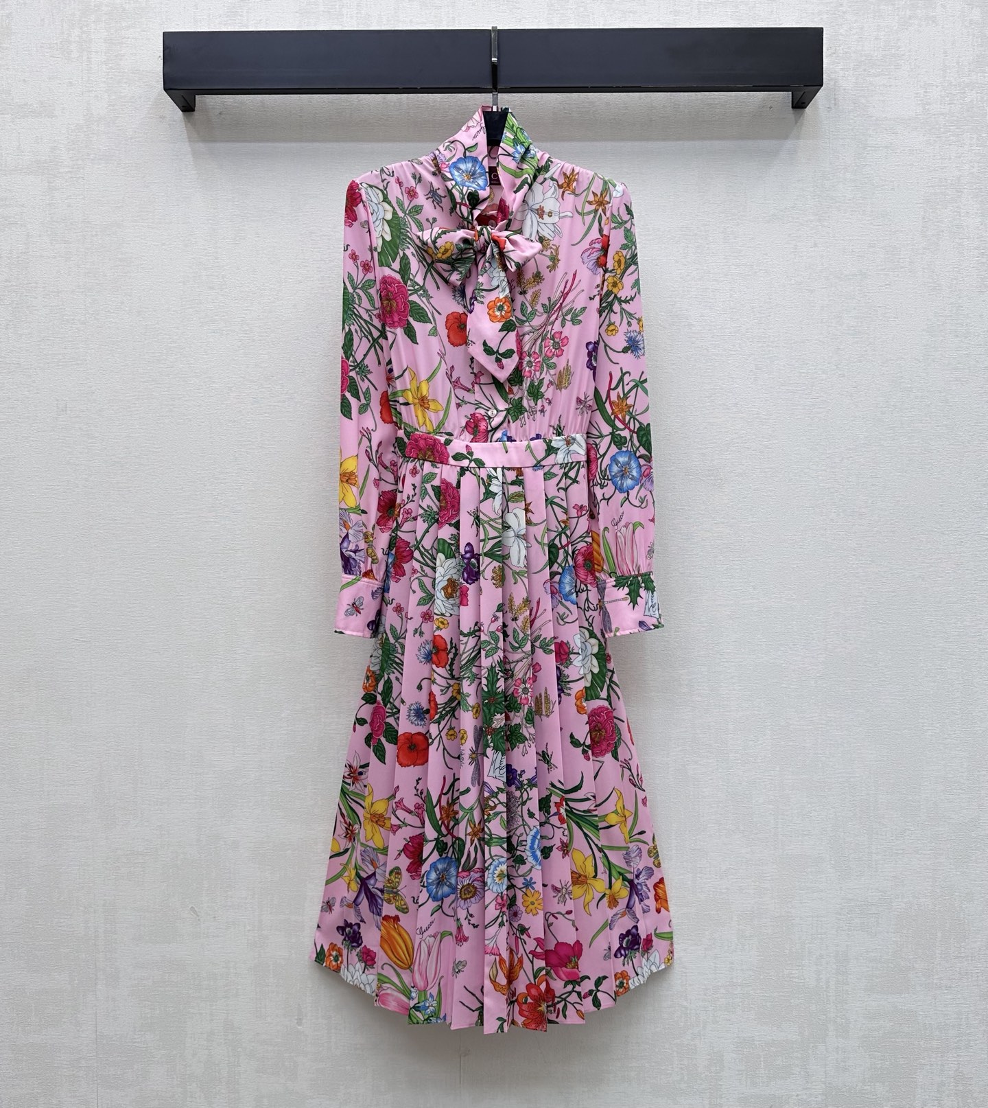 NO:858378,Gucc*2026 new arrival printed lace-up dress. Customized YB imported twill cotton material. Textured and glossy. Comfortable and soft. The half-open button adjustment and wide belt design add to the layering of the look. The whole body is covered with contrasting branch and flower patterns. Rich visual impact. Highlight the brand tone. Development of fabrics and accessories. Long pleated dress tailoring. High-end temperament. High version, gucci, skirts,19860909Gucc*2026新品上架印花系带连衣裙裙 定制YB进口斜纹全棉材质 质感光泽 舒适柔软 沿用半开襟纽扣调节与宽边腰带设计 增添造型层次感 通体满铺撞色树枝花朵图案 丰富视觉冲击力 彰显品牌调性 面辅料开发 长款压褶连衣裙剪裁 穿搭高级气质 高版本,,gucci,skirts,,Women's clothing