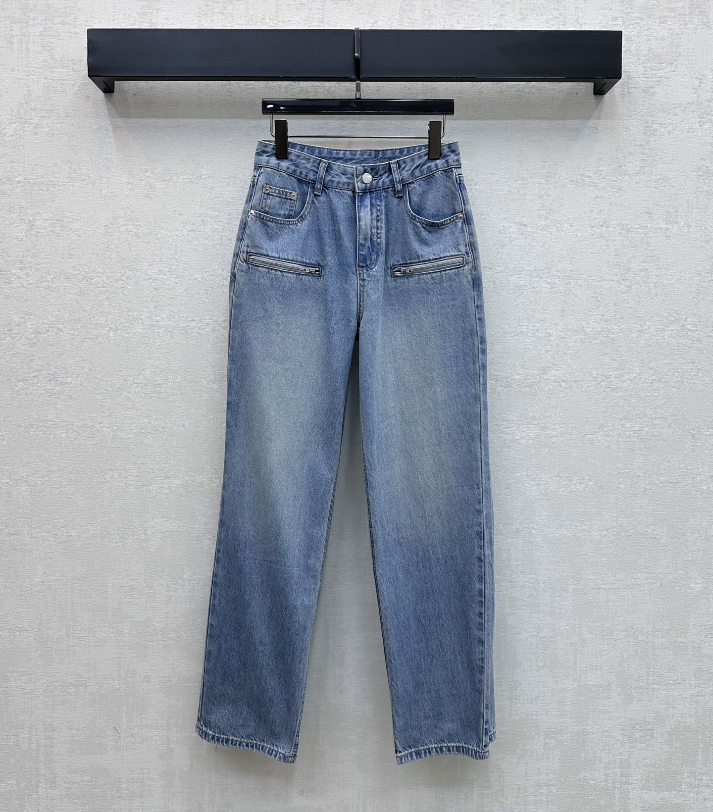 NO:856673,Alexander Wan*2026 New Arrival Pocket Wide Leg Jeans Customized YB Imported Twill Cotton Denim Material Soft, Breathable and Comfortable Classic Light Blue Washed Retro Versatility High Waisted Wide Leg Version Perfectly Elongates Leg Lines Makes You Tall and Slender Strong Straight Drape Perfect Skin Covering Effect Featured Zipper Pocket Design on the Front Breaks the Convention and Increases Functionality and Trend Double Hip Pockets Decorated with Signature Letter Logo and Back Waist Leather Patch Highlights Brand Tonality Development of Surface Accessories  High-waist buttoned wide-leg trousers are cut to create an American high-street style. Whether paired with a short T-shirt or a slim-fitting vest, you can easily create long legs. High version 26-29, jeans, tees, t-shirt,19860909Alexander Wan*2026新品上架口袋阔腿牛仔裤定制YB进口斜纹全棉牛仔材质 柔软透气舒适 经典浅蓝色水洗复古百搭 高腰阔腿版型完美拉长腿部线条 显高显瘦 直筒垂坠感强 遮肉效果满分 前侧特色拉链口袋设计 打破常规 增加机能感与潮流度 后臀双口袋以标志性字母徽标后腰皮牌装饰 彰显品牌调性 面辅料开发 高腰系扣阔腿长裤剪裁 打造美式高街风 无论是搭配短款T恤还是修身背心 都能轻松打造大长腿  高版本26-29,,jeans,tees，t-shirt,,Women's clothing