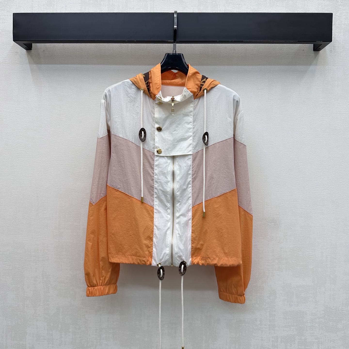 NO:856849,Louis Vuitto*2026 new products are on the shelves. The color-blocked hooded jacket is made of YB imported nylon material. The texture is light and crisp, windproof and breathable. The whole body is designed with vibrant orange and white contrast stitching to add layering to the look. The zipper adjustment decoration with metal leather label on the placket highlights the brand tone. The elastic cuffs and hem are processed to enhance the fashion of outdoor activities. Development of surface accessories. Hooded zipper jacket tailoring. Casual and fashionable for daily commuting. High version, Louis  vuitton,jackets & coats,jackets & coats,hats,19860909Louis Vuitto*2026新品上架拼色连帽夹克外套定制YB进口尼龙材质 质地轻盈挺括 防风透气 通体采用活力橙白撞色拼接设计 增添造型层次感 开襟金属皮标拉链调节装饰 彰显品牌调性 袖口及下摆松紧收口处理提升户外活动时尚度 面辅料开发 连帽拉链夹克外套剪裁 日常通勤随意外搭出彩时髦  高版本,,louis vuitton,jackets & coats,jackets & coats,hats,,Women's clothing