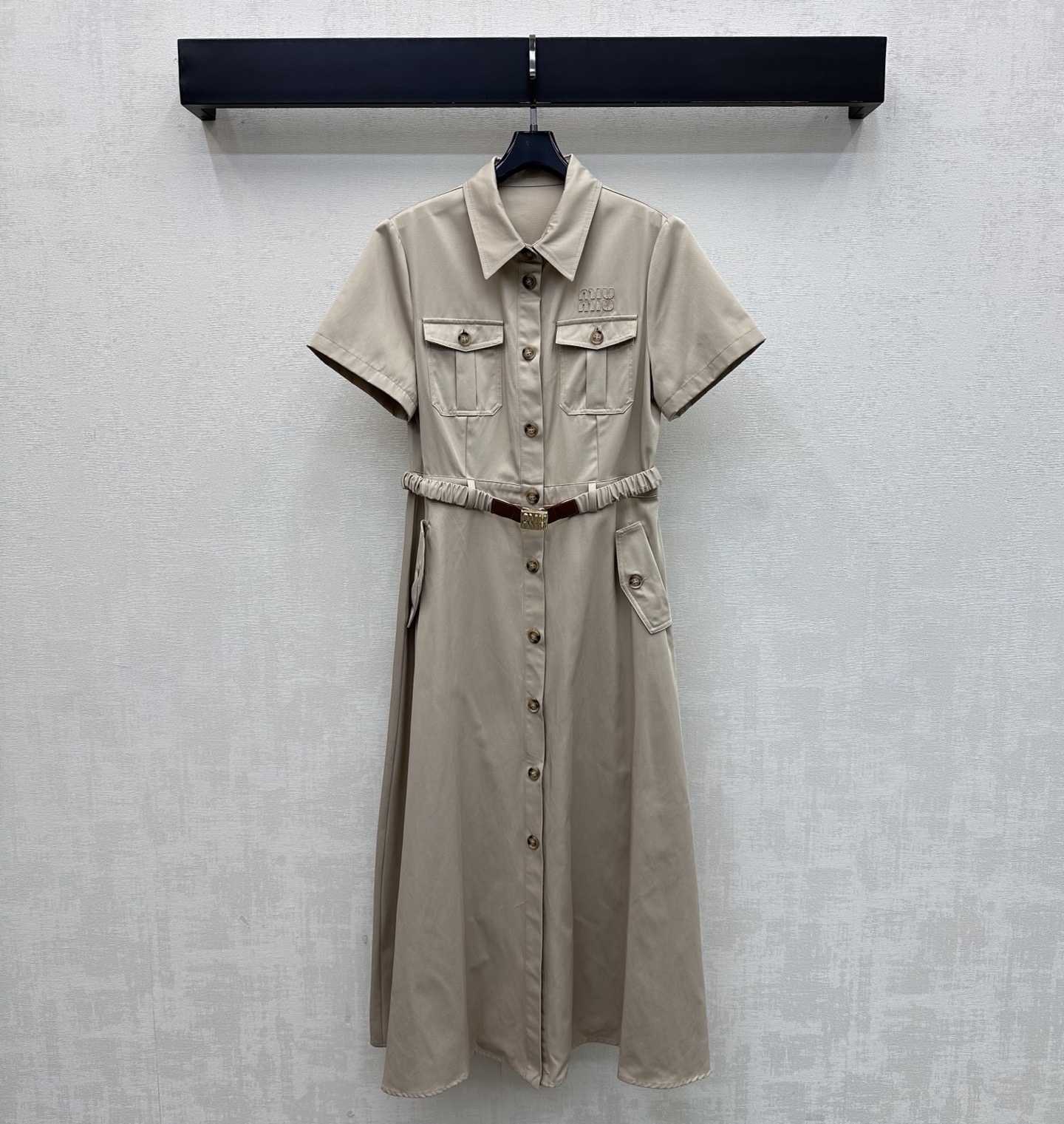 NO:856874,Miumi*2026 new arrival belt short-sleeved dress made of YB imported twill cotton material. Breathable and comfortable. The waist is adjusted with elastic elastic band and metal buckle to create a perfect waist line proportion. The placket button adjustment is combined with the pleated skirt detail tailoring. It echoes the symmetrical flap pocket processing at the cross and adds a sense of layering to the look. The chest is embellished with the iconic letter logo decoration to highlight the brand tone and create a casual high-street style. Surface accessories development. Lapel short-sleeved dress tailoring.  High-end and fashionable outfits for commuting and dating. High version 2 colors, miumiu, skirts, T-shirt,19860909Miumi*2026新品上架腰带短袖连衣裙定制YB进口斜纹棉纶材质 透气舒适 腰间沿用松紧弹力带金属扣带调节设计 打造完美腰身线条比例 开襟纽扣调节配合压褶裙摆细节裁剪 呼应跨处对称翻盖口袋处理 增添造型层次感 胸前点缀标志性字母徽标装饰 彰显品牌调性 打造休闲高街风格 面辅料开发 翻领短袖连衣裙剪裁 通勤约会穿搭高级时髦  高版本2色,,miumiu,skirts,T-shirt,,Women's clothing