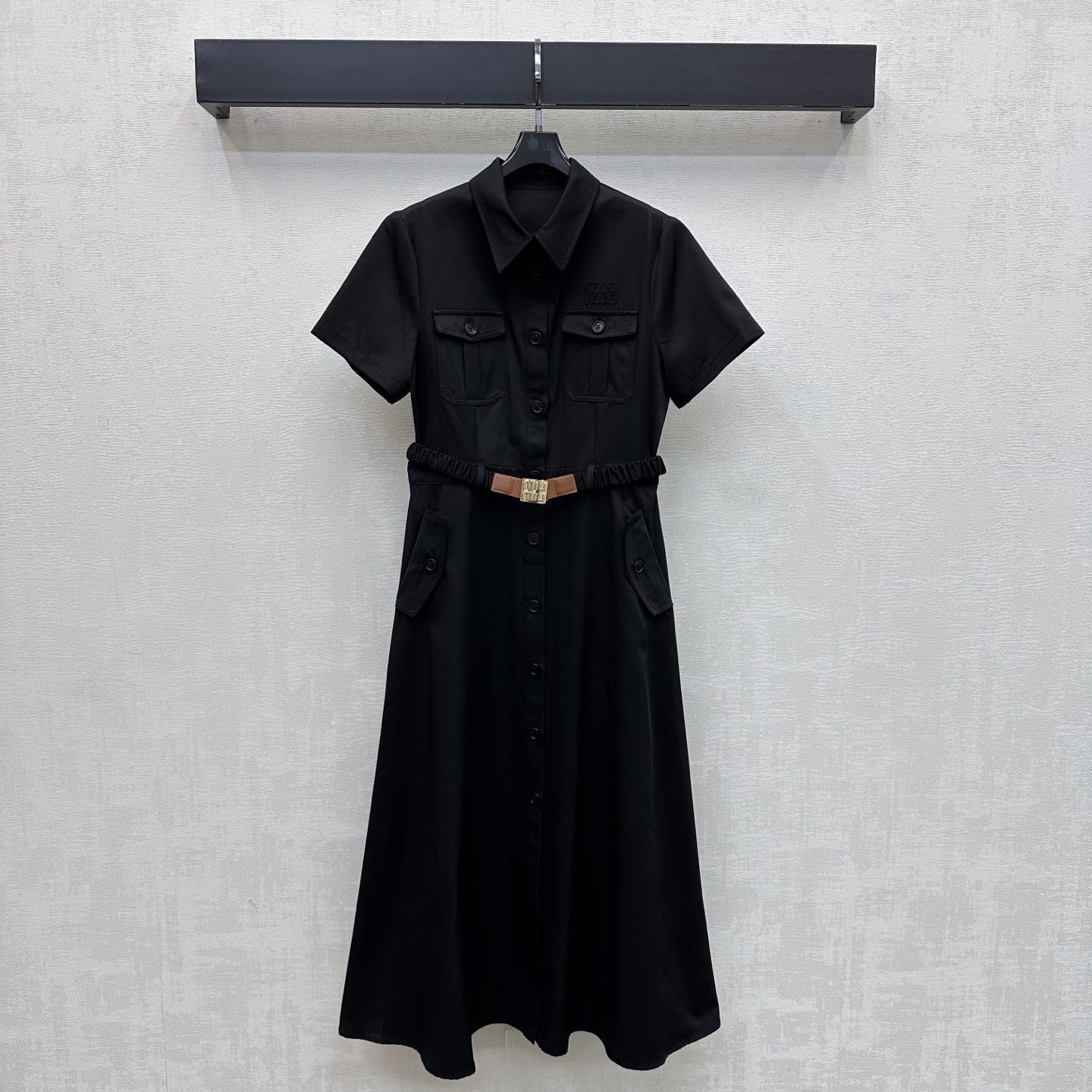 NO:856886,Miumi*2026 new arrival belt short-sleeved dress made of YB imported twill cotton material. Breathable and comfortable. The waist is adjusted with elastic elastic band and metal buckle to create a perfect waist line proportion. The placket button adjustment is combined with the pleated skirt detail tailoring. It echoes the symmetrical flap pocket processing at the cross and adds a sense of layering to the look. The chest is embellished with the iconic letter logo decoration to highlight the brand tone and create a casual high-street style. Surface accessories development. Lapel short-sleeved dress tailoring.  High-end and fashionable outfits for commuting and dating. High version 2 colors, miumiu, skirts, T-shirt,19860909Miumi*2026新品上架腰带短袖连衣裙定制YB进口斜纹棉纶材质 透气舒适 腰间沿用松紧弹力带金属扣带调节设计 打造完美腰身线条比例 开襟纽扣调节配合压褶裙摆细节裁剪 呼应跨处对称翻盖口袋处理 增添造型层次感 胸前点缀标志性字母徽标装饰 彰显品牌调性 打造休闲高街风格 面辅料开发 翻领短袖连衣裙剪裁 通勤约会穿搭高级时髦  高版本2色,,miumiu,skirts,T-shirt,,Women's clothing