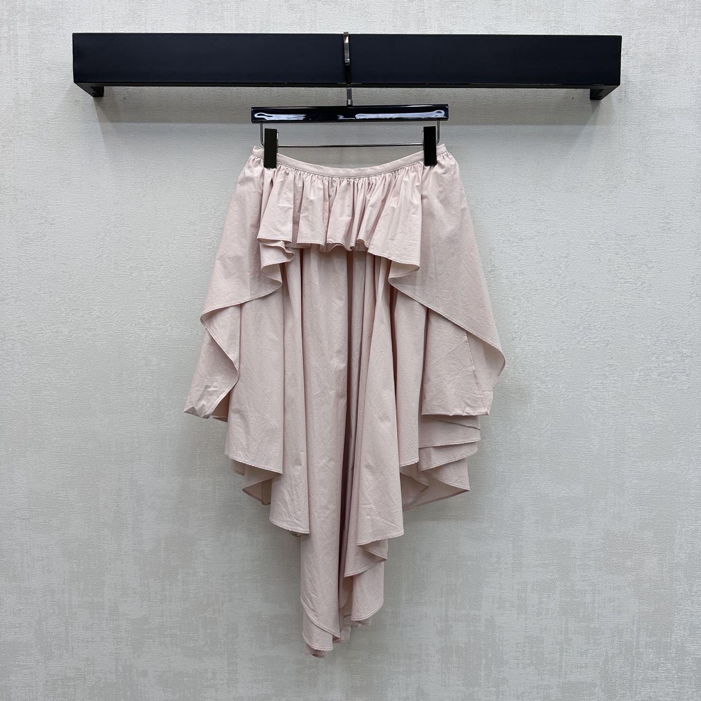 NO:856584,Loew*2026 new products are on the shelves. Irregular ruffle skirt is made of imported YB twill cotton. It is made of lightweight and drapey texture. Breathable and comfortable. Classic dark brown and gentle peach pink two-tone. Retro and sweet coexist. High-waisted A-line version perfectly modifies the waist-to-hip ratio. Makes you look taller and slimmer. Follow the multi-layered irregular ruffle design to add layering to the look. Flexible and elegant when walking. Elegant length and calf. Development of surface accessories. Irregular skirt tailoring.  Can be paired with a simple vest or small suspenders to easily create a French romantic atmosphere. It can be easily worn for daily commuting or weekend dates. High version 2 colors, loewe, skirts,19860909Loew*2026新品上架不规则荷叶边半裙定制YB进口斜纹全棉材质 质地轻盈垂坠 透气舒适 经典深棕与温柔蜜桃粉双色 复古与甜美并存 高腰A字版型完美修饰腰臀比例 显高显瘦 沿用多层次不规则荷叶边设计 增添造型层次感 行走间灵动飘逸 长度及小腿优雅大方 面辅料开发 不规则半裙剪裁 可搭配简约背心或小吊带 轻松打造法式浪漫氛围感 日常通勤或周末约会都能轻松驾驭穿搭  高版本2色,,loewe,skirts,,Women's clothing