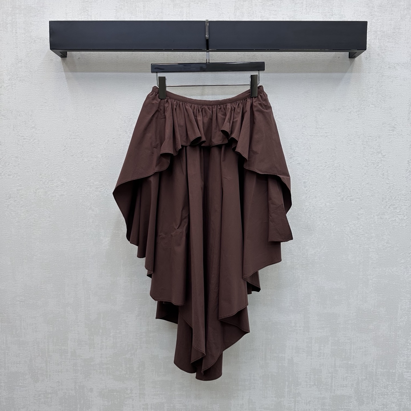 NO:856562,Loew*2026 new products are on the shelves. Irregular ruffle skirt is made of imported YB twill cotton. It is made of lightweight and drapey texture. Breathable and comfortable. Classic dark brown and gentle peach pink two-tone. Retro and sweet coexist. High-waisted A-line version perfectly modifies the waist-to-hip ratio. Makes you look taller and slimmer. Follow the multi-layered irregular ruffle design to add layering to the look. Flexible and elegant when walking. Elegant length and calf. Development of surface accessories. Irregular skirt tailoring.  Can be paired with a simple vest or small suspenders to easily create a French romantic atmosphere. It can be easily worn for daily commuting or weekend dates. High version 2 colors, loewe, skirts,19860909Loew*2026新品上架不规则荷叶边半裙定制YB进口斜纹全棉材质 质地轻盈垂坠 透气舒适 经典深棕与温柔蜜桃粉双色 复古与甜美并存 高腰A字版型完美修饰腰臀比例 显高显瘦 沿用多层次不规则荷叶边设计 增添造型层次感 行走间灵动飘逸 长度及小腿优雅大方 面辅料开发 不规则半裙剪裁 可搭配简约背心或小吊带 轻松打造法式浪漫氛围感 日常通勤或周末约会都能轻松驾驭穿搭  高版本2色,,loewe,skirts,,Women's clothing