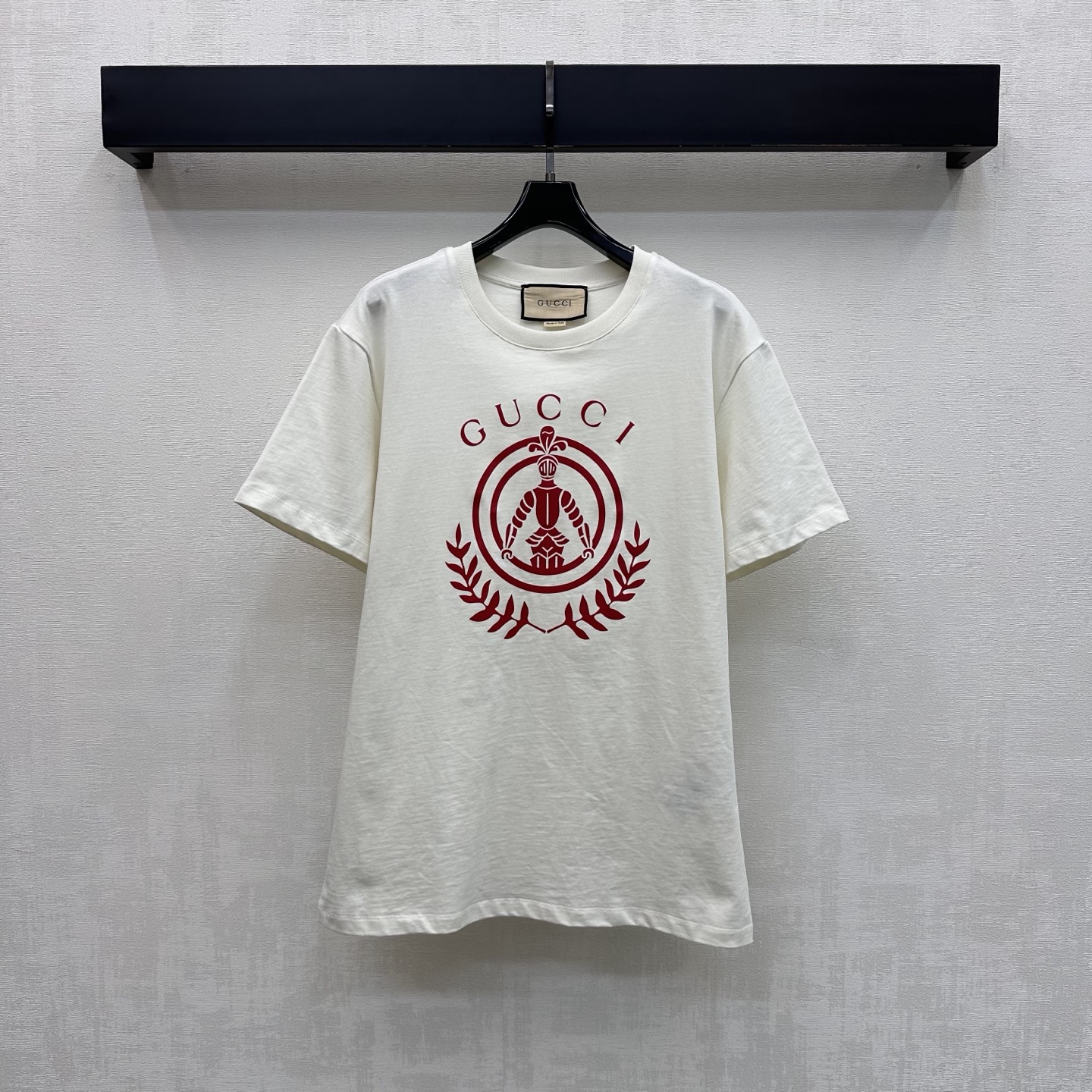 NO:856602,Gucc*2026 new products on the shelves, short-sleeved with letter logo, customized YB imported twill cotton material, soft and delicate texture, breathable and skin-friendly. Iconic letter logo printing design on the chest highlights the brand tone and embellishes the lace badge pattern effect to add layering to the look. Development of surface accessories. Round neck short-sleeved T-shirt tailoring. It is fashionable when worn alone or layered. High version, gucci, T-shirt, tees, t-shirt,19860909Gucc*2026新品上架字母徽标短袖定制YB进口斜纹全棉材质 质地柔软细腻 透气亲肤 胸前标志性字母徽标印花设计 彰显品牌调性 并点缀花边徽章图案效果 增添造型层次感 面辅料开发 圆领短袖T恤剪裁 单穿叠穿出彩时髦  高版本,,gucci,T-shirt,tees，t-shirt,,Women's clothing