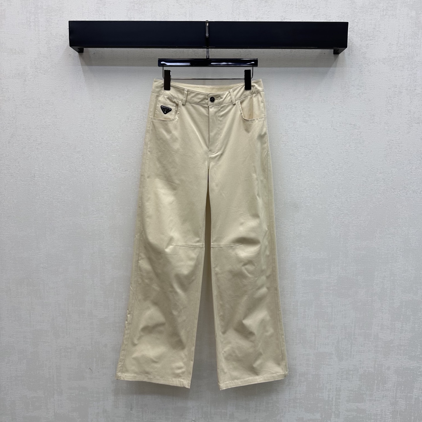 NO:856645,Prad*2026 new product launch logo machete straight trousers customized YB imported cotton material Comfortable, soft, breathable and easy to wear Multi-enzyme washing process creates a retro fashion sense High-waisted symmetrical pockets with contoured line cutting design to add layering to the look Pockets are embellished with iconic metal triangle logo decoration Low-key highlights the brand tone Simple and advanced Surface accessories development High-waist buttoned straight trousers cut Casually match and wear high-end fashion  High version 2 colors 26-30,, prada,19860909Prad*2026新品上架徽标弯刀直筒长裤定制YB进口棉纶材质 舒适柔软 透气好穿 多重酵素水洗工艺处理 打造复古时尚感 高腰对称口袋配合轮廓压线裁剪设计 增添造型层次感 口袋点缀标志性金属三角徽标装饰 低调彰显品牌调性 简约高级 面辅料开发 高腰系扣直筒长裤剪裁 随意搭配穿搭高级时髦  高版本2色26-30,,prada,,Women's clothing