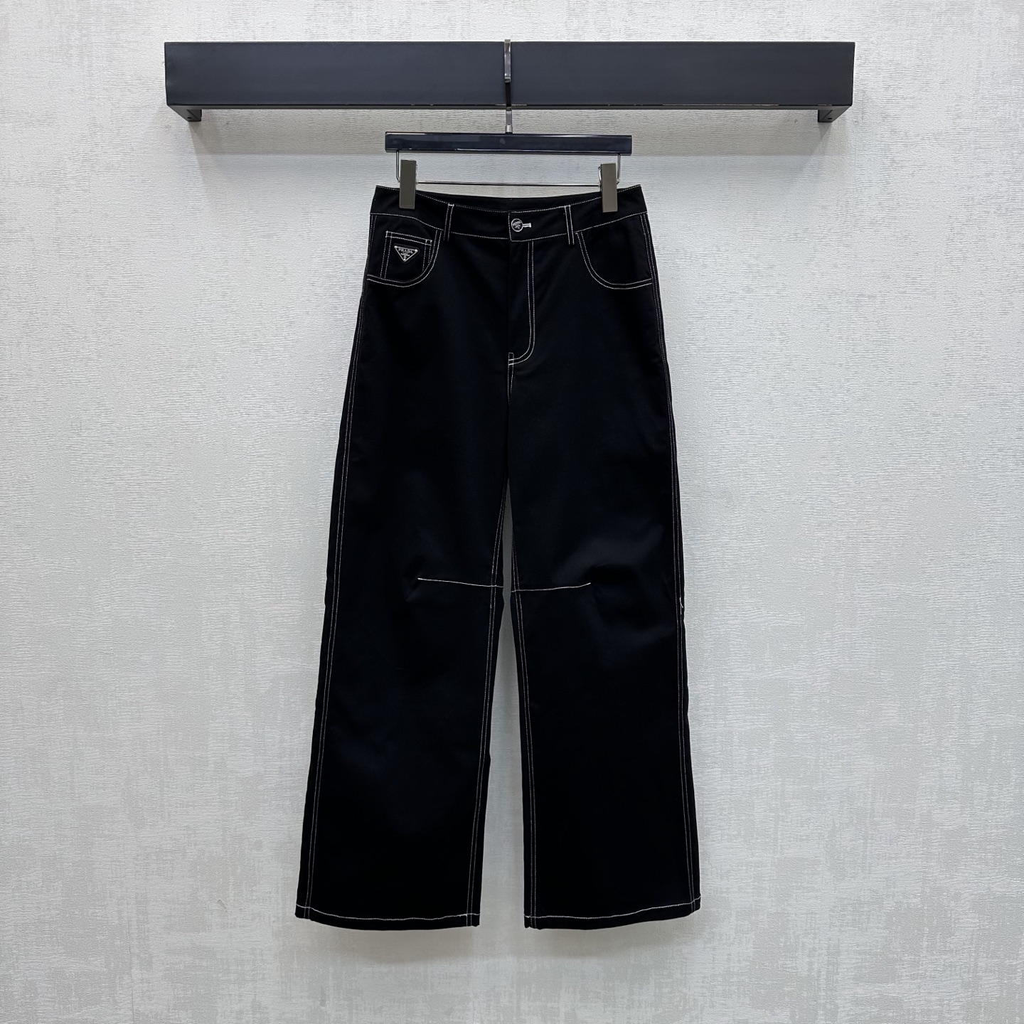 NO:856656,Prad*2026 new product launch logo machete straight trousers customized YB imported cotton material Comfortable, soft, breathable and easy to wear Multi-enzyme washing process creates a retro fashion sense High-waisted symmetrical pockets with contoured line cutting design to add layering to the look Pockets are embellished with iconic metal triangle logo decoration Low-key highlights the brand tone Simple and advanced Surface accessories development High-waist buttoned straight trousers cut Casually match and wear high-end fashion  High version 2 colors 26-30,, prada,19860909Prad*2026新品上架徽标弯刀直筒长裤定制YB进口棉纶材质 舒适柔软 透气好穿 多重酵素水洗工艺处理 打造复古时尚感 高腰对称口袋配合轮廓压线裁剪设计 增添造型层次感 口袋点缀标志性金属三角徽标装饰 低调彰显品牌调性 简约高级 面辅料开发 高腰系扣直筒长裤剪裁 随意搭配穿搭高级时髦  高版本2色26-30,,prada,,Women's clothing