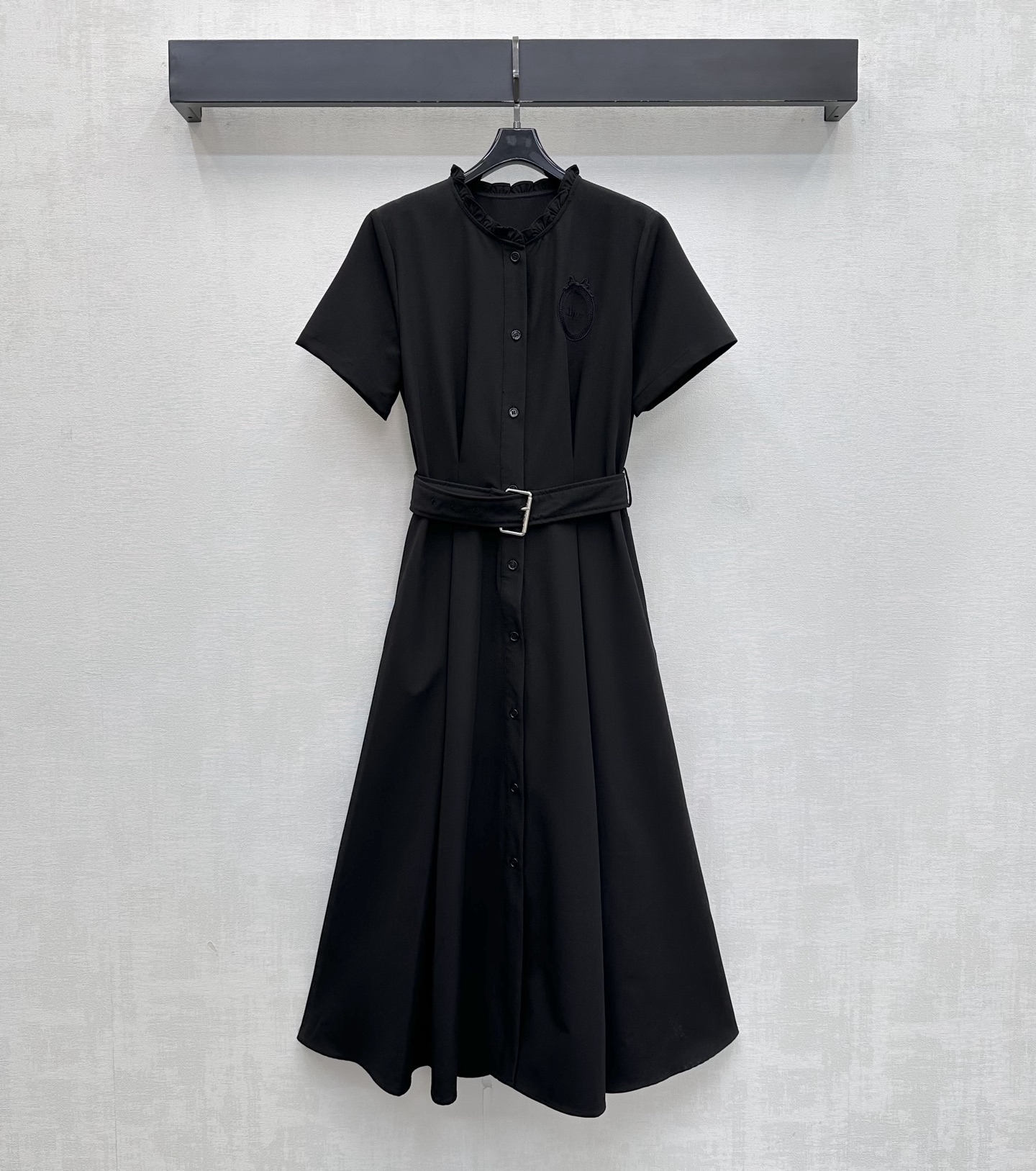 NO:856597,Dio*2026 new arrival stand-up collar belt dress is made of imported YB cotton material. It is shiny and delicate. It is stiff and stylish. The placket button adjustment is used to tighten the fabric perforated belt. It highlights the proportion and modifies the body design to add layering to the shape. The plain color of the ready-to-wear garment uses tailoring and details to enhance the sophistication. The iconic letter embroidery round mark decoration on the chest highlights the brand tone. The development of surface accessories. The cut of stand-up collar short-sleeved dress. Commuting and dating wear with temperament, charm and British elegance.  High version 2 colors, dior, skirts, T-shirt,19860909Dio*2026新品上架立领腰带连衣裙定制YB进口棉纶材质 光泽细腻 挺括有型 沿用开襟纽扣调节配合本布穿孔腰带束紧处理 凸显比例修饰身材设计 增添造型层次感 成衣素色利用裁剪和细节提升精致度 胸前标志性字母刺绣圆标装饰 彰显品牌调性 面辅料开发 立领短袖连衣裙剪裁 通勤约会穿搭气质魅力英伦优雅 高版本2色,,dior,skirts,T-shirt,,Women's clothing