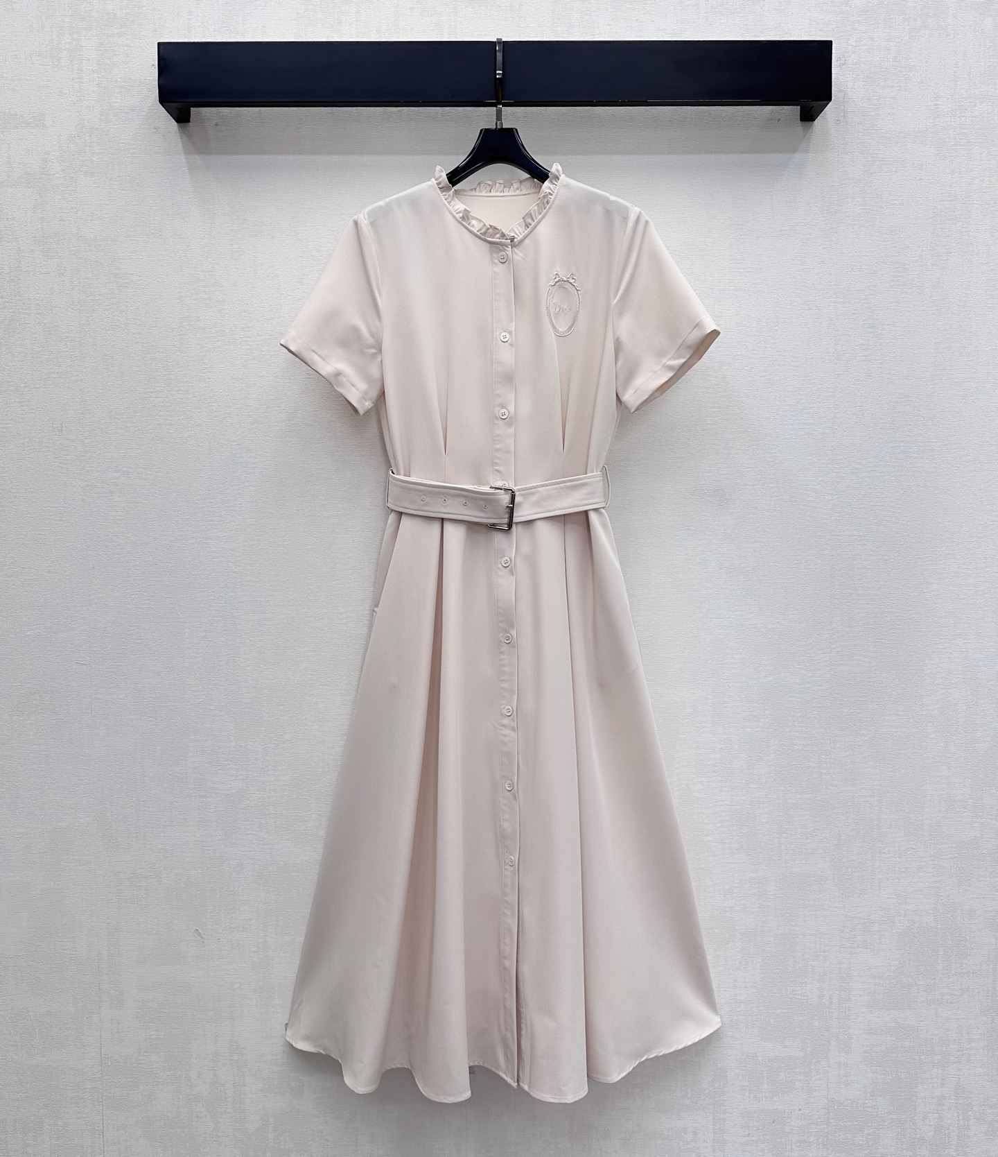 NO:856588,Dio*2026 new arrival stand-up collar belt dress is made of imported YB cotton material. It is shiny and delicate. It is stiff and stylish. The placket button adjustment is used to tighten the fabric perforated belt. It highlights the proportion and modifies the body design to add layering to the shape. The plain color of the ready-to-wear garment uses tailoring and details to enhance the sophistication. The iconic letter embroidery round mark decoration on the chest highlights the brand tone. The development of surface accessories. The cut of stand-up collar short-sleeved dress. Commuting and dating wear with temperament, charm and British elegance.  High version 2 colors, dior, skirts, T-shirt,19860909Dio*2026新品上架立领腰带连衣裙定制YB进口棉纶材质 光泽细腻 挺括有型 沿用开襟纽扣调节配合本布穿孔腰带束紧处理 凸显比例修饰身材设计 增添造型层次感 成衣素色利用裁剪和细节提升精致度 胸前标志性字母刺绣圆标装饰 彰显品牌调性 面辅料开发 立领短袖连衣裙剪裁 通勤约会穿搭气质魅力英伦优雅 高版本2色,,dior,skirts,T-shirt,,Women's clothing